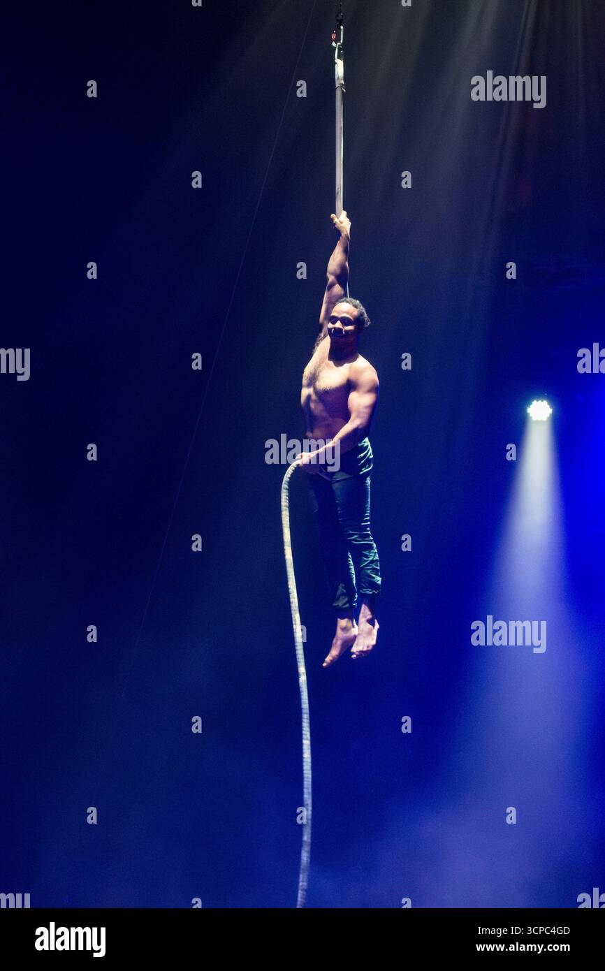 Der amerikanische akrobat Nick Hodge hängt ungesichert an einem Seil, während er in „Avalon“, der Giffords Circus Show 2024 (Großbritannien), auftrat. Stockfoto