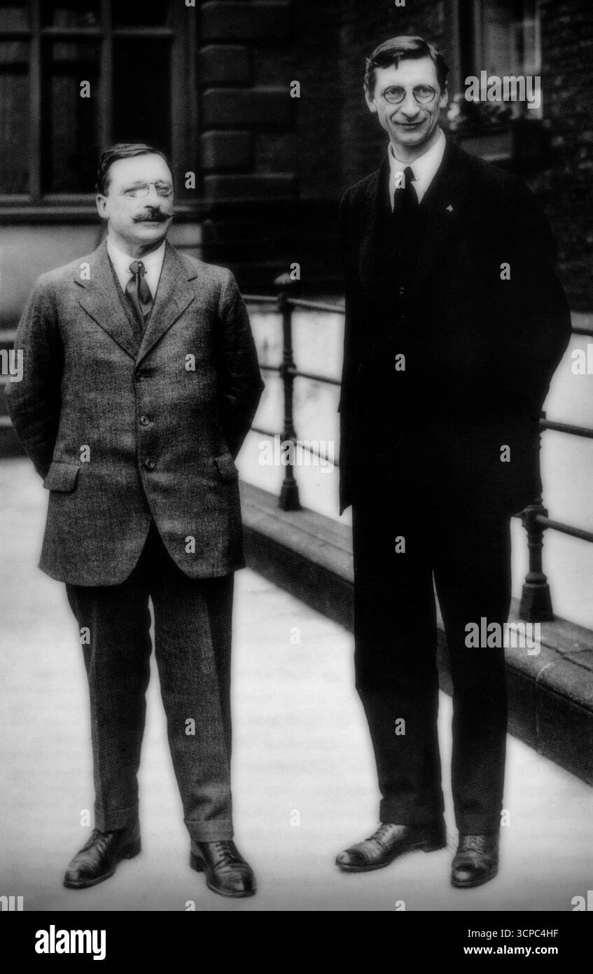 Arthur Griffith (1871–1922), irischer Schriftsteller, Zeitungsredakteur und Politiker, der mit Eamon de Valera (1882–1975), einem prominenten Staatsmann und politischen Führer in Irland des 20. Jahrhunderts, die Partei Sinn Féin gründete. Im September 1921 bat de Valera, Präsident der irischen Republik, Griffith, die Delegation der irischen Bevollmächtigten zu leiten, um mit der britischen Regierung zu verhandeln. Kurz nach der Unterzeichnung des Anglo-Irischen Vertrags starb Griffiths an einer Hirnblutung und de Valera war bis 1926 politischer Führer des Anti-Vertrags Sinn Féin, als er zusammen mit vielen anderen war Stockfoto Arthur Griffith (1871–1922), irischer Schriftsteller, Zeitungsredakteur und Politiker, der mit Eamon de Valera (1882–1975), einem prominenten Staatsmann und politischen Führer in Irland des 20. Jahrhunderts, die Partei Sinn Féin gründete. Im September 1921 bat de Valera, Präsident der irischen Republik, Griffith, die Delegation der irischen Bevollmächtigten zu leiten, um mit der britischen Regierung zu verhandeln. Kurz nach der Unterzeichnung des Anglo-Irischen Vertrags starb Griffiths an einer Hirnblutung und de Valera war bis 1926 politischer Führer des Anti-Vertrags Sinn Féin, als er zusammen mit vielen anderen war Stockfoto