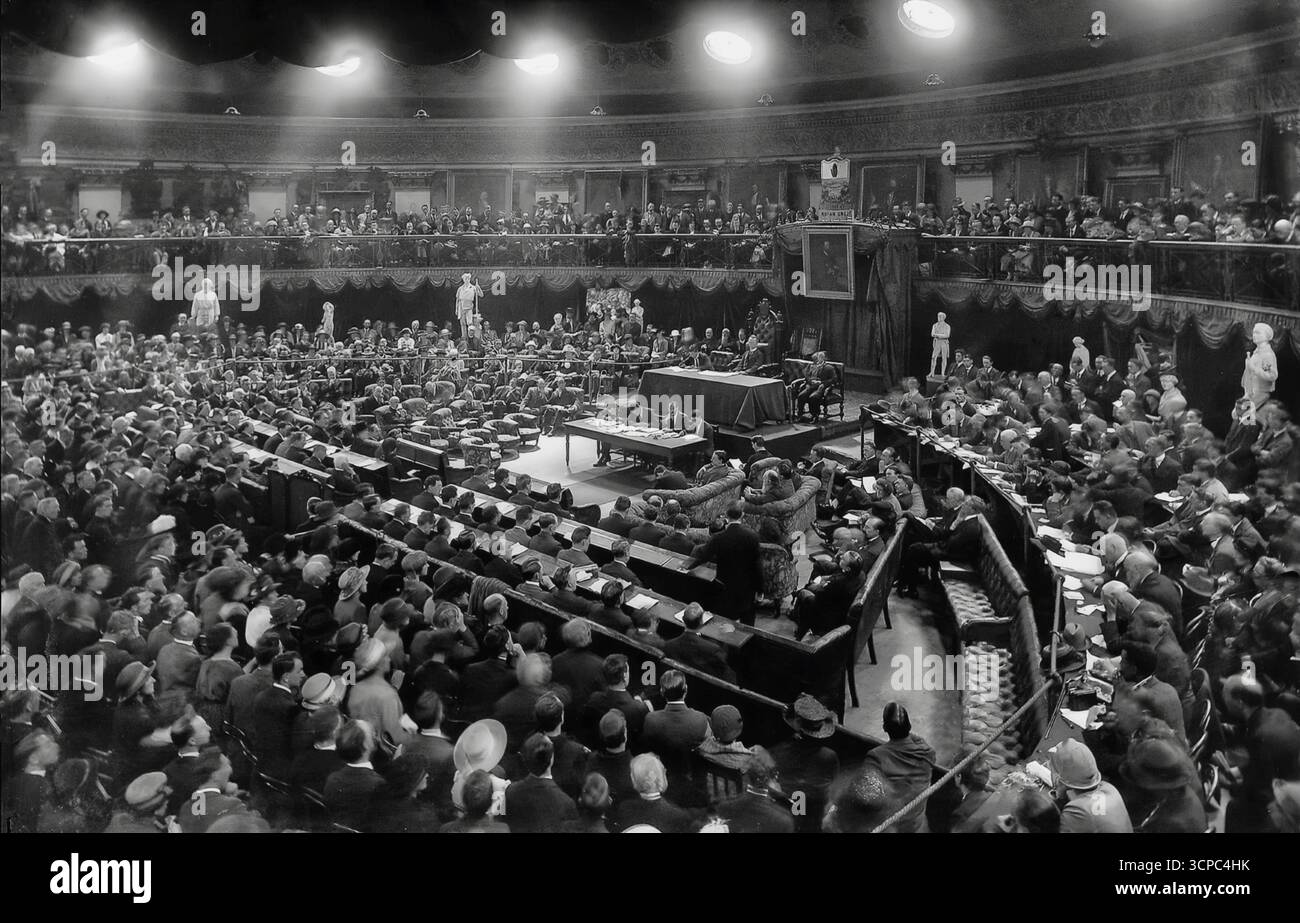 Die zweite Sitzung von Dáil. 16. August im Dubliner Mansion House, das erste Treffen seit den irischen Wahlen im Mai. Alle Mitglieder legten den Eid ab, die irische Republik zu erhalten, und lehnten das Angebot von David Lloyd George ab, einen Herrschaftsstatus zu erlangen. Am folgenden Tag reflektierte das Derry Journal über de Valeras Eröffnungsrede und hoffte, dass die Dáil „zu einer Entscheidung kommen würde, die den Bedürfnissen des schicksalhaften Anlasses angemessen ist“. Stockfoto