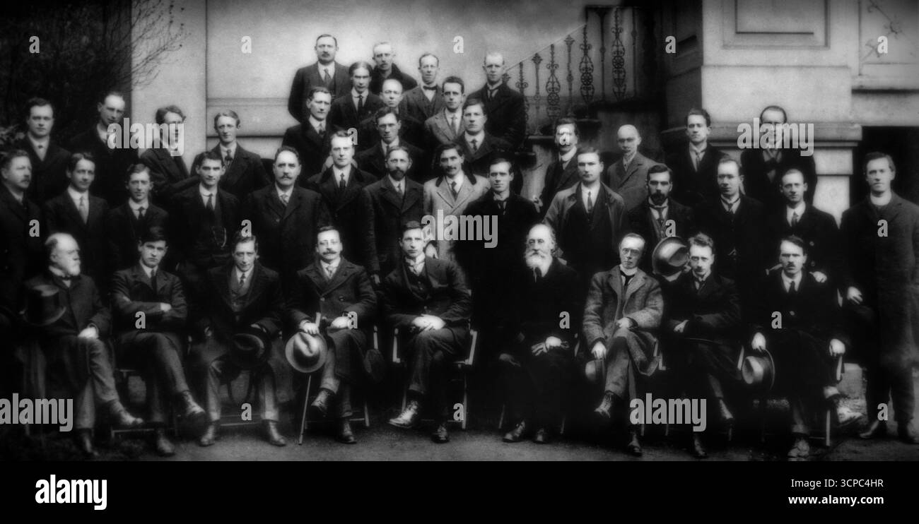 Mitglieder des First Dail 1919, nachdem Michael Collins (zweite linke Front) Eamon de Valera (fünfte linke Front) aus dem Gefängnis in England befreit hatte. Diese Dáil war eine Versammlung, die von Sinn Féin Abgeordneten gegründet wurde, die bei den Parlamentswahlen 1918 in das britische Unterhaus gewählt wurden. Nachdem Sinn Féin die Mehrheit der irischen Sitze gewonnen hatte, weigerten sich die Abgeordneten, das britische parlament anzuerkennen, und traten stattdessen als erstes Dáil Eireann ein: Das erste irische parlament, das seit 1801 existierte. Das erste Treffen fand am 21. Januar 1919 in Dublin im Mansion House statt. Stockfoto Mitglieder des First Dail 1919, nachdem Michael Collins (zweite linke Front) Eamon de Valera (fünfte linke Front) aus dem Gefängnis in England befreit hatte. Diese Dáil war eine Versammlung, die von Sinn Féin Abgeordneten gegründet wurde, die bei den Parlamentswahlen 1918 in das britische Unterhaus gewählt wurden. Nachdem Sinn Féin die Mehrheit der irischen Sitze gewonnen hatte, weigerten sich die Abgeordneten, das britische parlament anzuerkennen, und traten stattdessen als erstes Dáil Eireann ein: Das erste irische parlament, das seit 1801 existierte. Das erste Treffen fand am 21. Januar 1919 in Dublin im Mansion House statt. Stockfoto