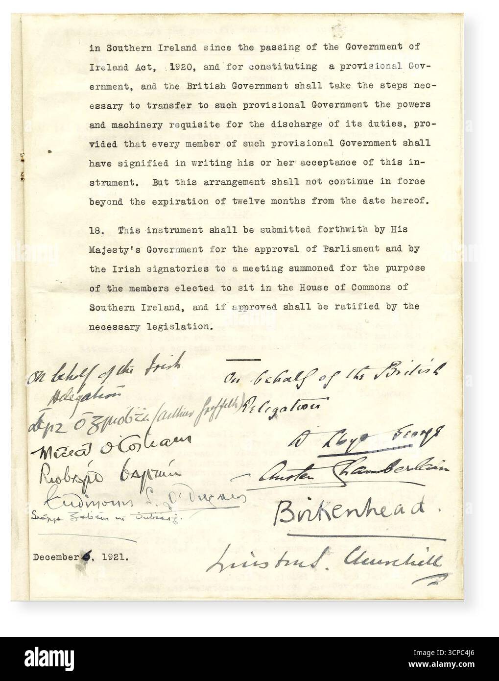 Am 6. Dezember 1921 wurde ein Vertrag zwischen irischen und britischen Unterhändlern unterzeichnet, der die Gestalt des Irlands des 20. Jahrhunderts festlegte. Eamon de Valera, der Präsident der irischen Republik, entschied sich, nicht an den abschließenden Gesprächen teilzunehmen und schickte an seiner Stelle Michael Collins als Leiter des irischen Verhandlungsteams. Mit ihm gingen Arthur Griffith, Gründer der Sinn-Fein-Bewegung, Eamon Duggan, George Gavin Duffy und Robert Barton. Erskine Childers war Sekretärin der Delegation. Stockfoto Am 6. Dezember 1921 wurde ein Vertrag zwischen irischen und britischen Unterhändlern unterzeichnet, der die Gestalt des Irlands des 20. Jahrhunderts festlegte. Eamon de Valera, der Präsident der irischen Republik, entschied sich, nicht an den abschließenden Gesprächen teilzunehmen und schickte an seiner Stelle Michael Collins als Leiter des irischen Verhandlungsteams. Mit ihm gingen Arthur Griffith, Gründer der Sinn-Fein-Bewegung, Eamon Duggan, George Gavin Duffy und Robert Barton. Erskine Childers war Sekretärin der Delegation. Stockfoto