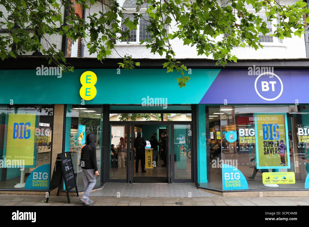 CROYDON, Vereinigtes Königreich - 8. JULI 2024: British Telecom BT und EE Mobilfunkanbieter im Zentrum von Croydon, Greater London, UK. Stockfoto