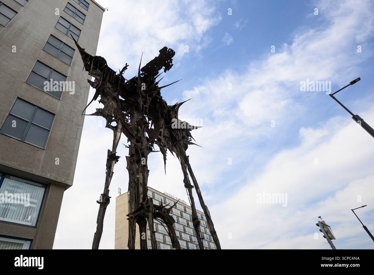 Prag, Tschechische Republik. September 2025. Das monumentale Werk Kaddish des Bildhauers Ales Vesely befindet sich in der Dukelskych-hrdinu-Straße, vor der Nationalgalerie, Veletrzni-Palast, Prag, 9. September 2025. als Teaser für die bevorstehende Ausstellung Ales Vesely: Retrospektive - Alesville von Ales Vesely, einem der bedeutendsten tschechischen Nachkriegsbildhauer, die am 26. September beginnt. Quelle: Michal Kamaryt/CTK Photo/Alamy Live News Stockfoto