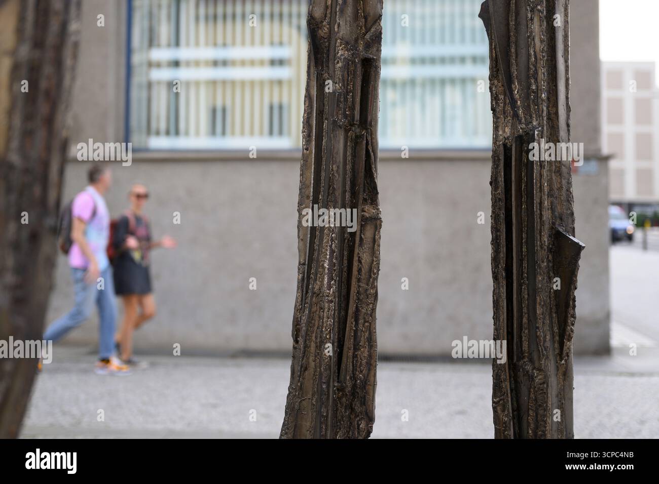 Prag, Tschechische Republik. September 2025. Das monumentale Werk Kaddish des Bildhauers Ales Vesely befindet sich in der Dukelskych-hrdinu-Straße, vor der Nationalgalerie, Veletrzni-Palast, Prag, 9. September 2025. als Teaser für die bevorstehende Ausstellung Ales Vesely: Retrospektive - Alesville von Ales Vesely, einem der bedeutendsten tschechischen Nachkriegsbildhauer, die am 26. September beginnt. Quelle: Michal Kamaryt/CTK Photo/Alamy Live News Stockfoto