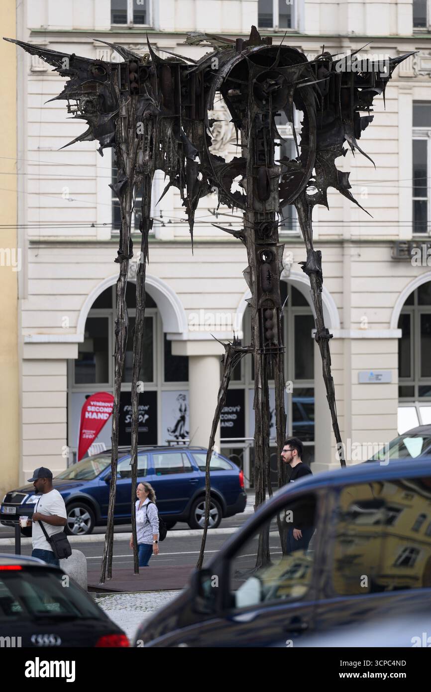 Prag, Tschechische Republik. September 2025. Das monumentale Werk Kaddish des Bildhauers Ales Vesely befindet sich in der Dukelskych-hrdinu-Straße, vor der Nationalgalerie, Veletrzni-Palast, Prag, 9. September 2025. als Teaser für die bevorstehende Ausstellung Ales Vesely: Retrospektive - Alesville von Ales Vesely, einem der bedeutendsten tschechischen Nachkriegsbildhauer, die am 26. September beginnt. Quelle: Michal Kamaryt/CTK Photo/Alamy Live News Stockfoto