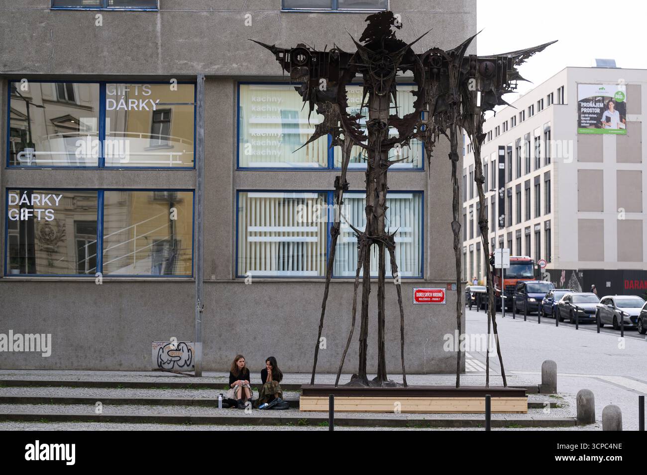 Prag, Tschechische Republik. September 2025. Das monumentale Werk Kaddish des Bildhauers Ales Vesely befindet sich in der Dukelskych-hrdinu-Straße, vor der Nationalgalerie, Veletrzni-Palast, Prag, 9. September 2025. als Teaser für die bevorstehende Ausstellung Ales Vesely: Retrospektive - Alesville von Ales Vesely, einem der bedeutendsten tschechischen Nachkriegsbildhauer, die am 26. September beginnt. Quelle: Michal Kamaryt/CTK Photo/Alamy Live News Stockfoto