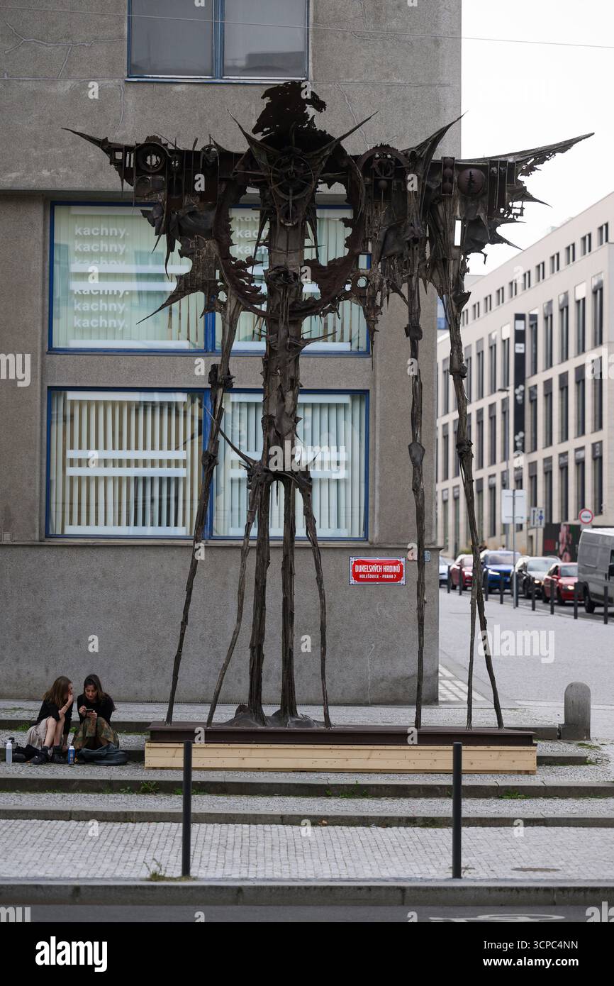 Prag, Tschechische Republik. September 2025. Das monumentale Werk Kaddish des Bildhauers Ales Vesely befindet sich in der Dukelskych-hrdinu-Straße, vor der Nationalgalerie, Veletrzni-Palast, Prag, 9. September 2025. als Teaser für die bevorstehende Ausstellung Ales Vesely: Retrospektive - Alesville von Ales Vesely, einem der bedeutendsten tschechischen Nachkriegsbildhauer, die am 26. September beginnt. Quelle: Michal Kamaryt/CTK Photo/Alamy Live News Stockfoto