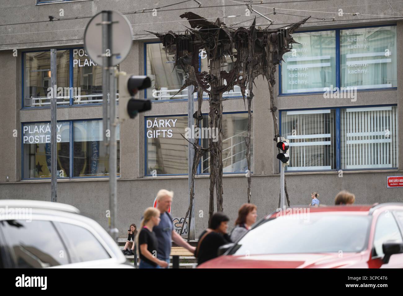 Prag, Tschechische Republik. September 2025. Das monumentale Werk Kaddish des Bildhauers Ales Vesely befindet sich in der Dukelskych-hrdinu-Straße, vor der Nationalgalerie, Veletrzni-Palast, Prag, 9. September 2025. als Teaser für die bevorstehende Ausstellung Ales Vesely: Retrospektive - Alesville von Ales Vesely, einem der bedeutendsten tschechischen Nachkriegsbildhauer, die am 26. September beginnt. Quelle: Michal Kamaryt/CTK Photo/Alamy Live News Stockfoto