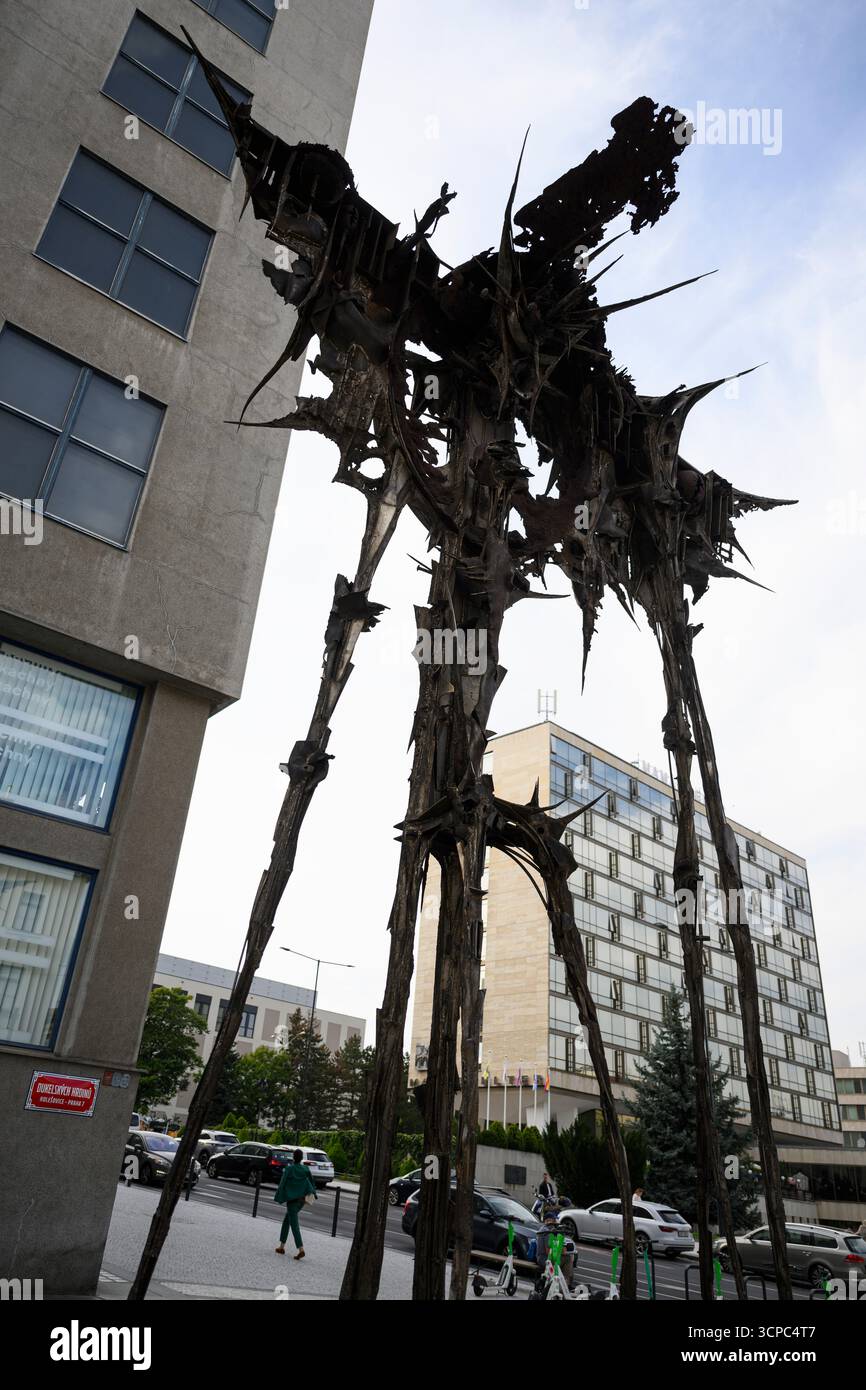 Prag, Tschechische Republik. September 2025. Das monumentale Werk Kaddish des Bildhauers Ales Vesely befindet sich in der Dukelskych-hrdinu-Straße, vor der Nationalgalerie, Veletrzni-Palast, Prag, 9. September 2025. als Teaser für die bevorstehende Ausstellung Ales Vesely: Retrospektive - Alesville von Ales Vesely, einem der bedeutendsten tschechischen Nachkriegsbildhauer, die am 26. September beginnt. Quelle: Michal Kamaryt/CTK Photo/Alamy Live News Stockfoto