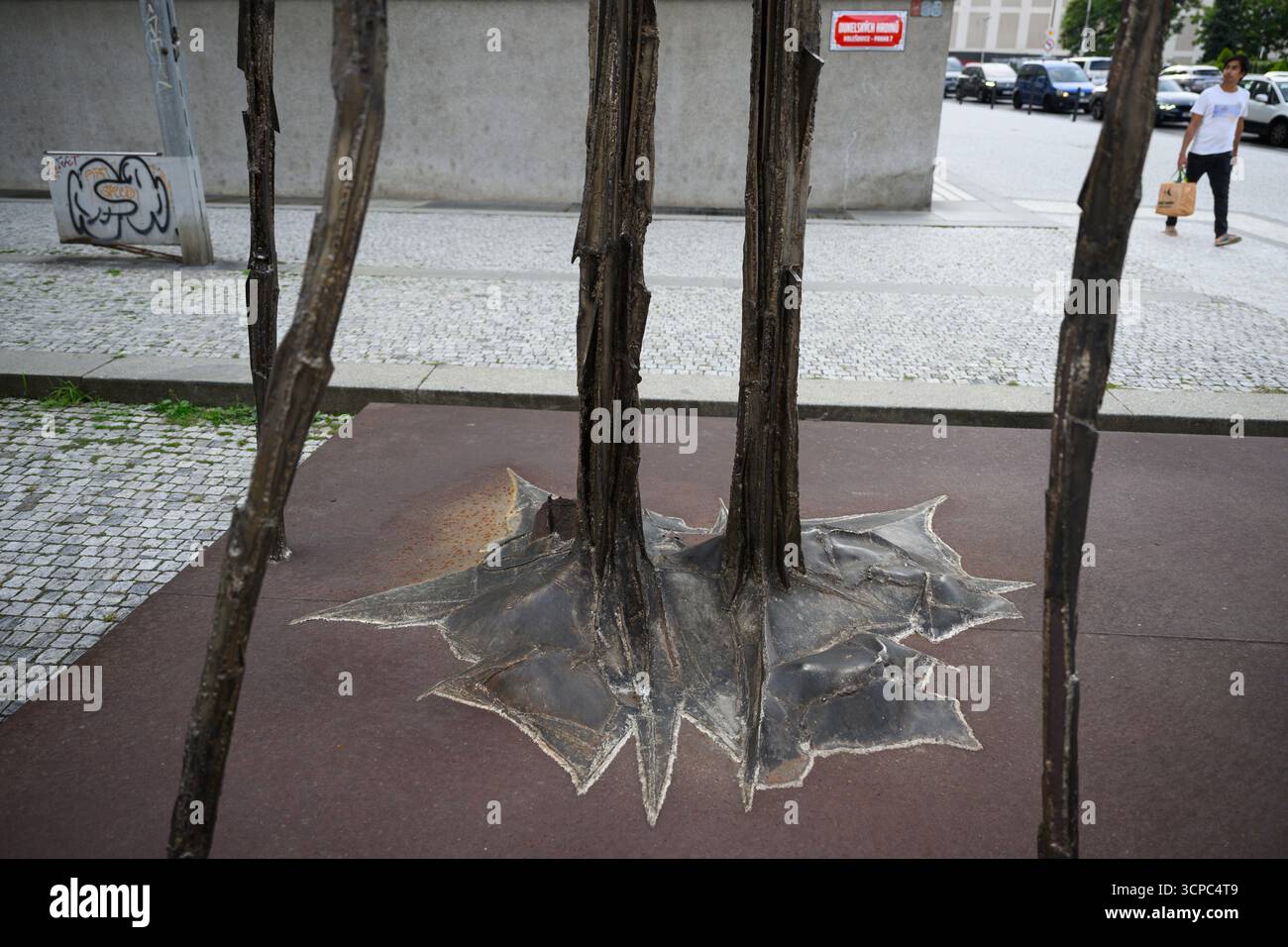 Prag, Tschechische Republik. September 2025. Das monumentale Werk Kaddish des Bildhauers Ales Vesely befindet sich in der Dukelskych-hrdinu-Straße, vor der Nationalgalerie, Veletrzni-Palast, Prag, 9. September 2025. als Teaser für die bevorstehende Ausstellung Ales Vesely: Retrospektive - Alesville von Ales Vesely, einem der bedeutendsten tschechischen Nachkriegsbildhauer, die am 26. September beginnt. Quelle: Michal Kamaryt/CTK Photo/Alamy Live News Stockfoto