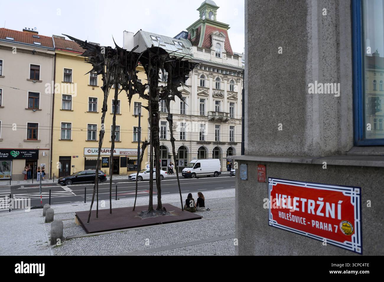Prag, Tschechische Republik. September 2025. Das monumentale Werk Kaddish des Bildhauers Ales Vesely befindet sich in der Dukelskych-hrdinu-Straße, vor der Nationalgalerie, Veletrzni-Palast, Prag, 9. September 2025. als Teaser für die bevorstehende Ausstellung Ales Vesely: Retrospektive - Alesville von Ales Vesely, einem der bedeutendsten tschechischen Nachkriegsbildhauer, die am 26. September beginnt. Quelle: Michal Kamaryt/CTK Photo/Alamy Live News Stockfoto