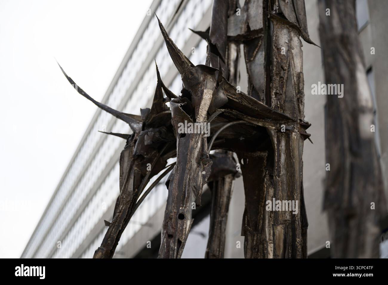 Prag, Tschechische Republik. September 2025. Das monumentale Werk Kaddish des Bildhauers Ales Vesely befindet sich in der Dukelskych-hrdinu-Straße, vor der Nationalgalerie, Veletrzni-Palast, Prag, 9. September 2025. als Teaser für die bevorstehende Ausstellung Ales Vesely: Retrospektive - Alesville von Ales Vesely, einem der bedeutendsten tschechischen Nachkriegsbildhauer, die am 26. September beginnt. Quelle: Michal Kamaryt/CTK Photo/Alamy Live News Stockfoto