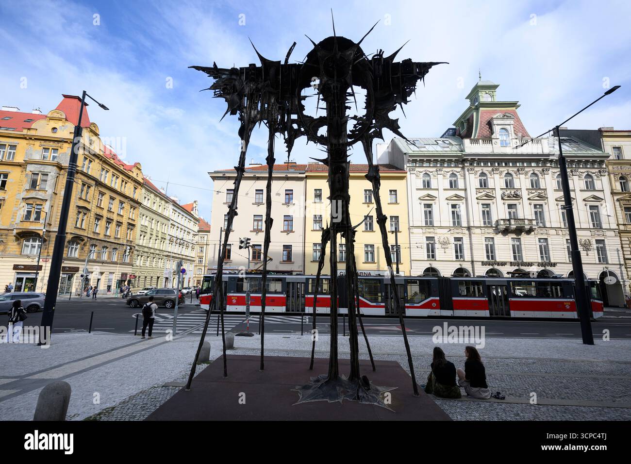 Prag, Tschechische Republik. September 2025. Das monumentale Werk Kaddish des Bildhauers Ales Vesely befindet sich in der Dukelskych-hrdinu-Straße, vor der Nationalgalerie, Veletrzni-Palast, Prag, 9. September 2025. als Teaser für die bevorstehende Ausstellung Ales Vesely: Retrospektive - Alesville von Ales Vesely, einem der bedeutendsten tschechischen Nachkriegsbildhauer, die am 26. September beginnt. Quelle: Michal Kamaryt/CTK Photo/Alamy Live News Stockfoto