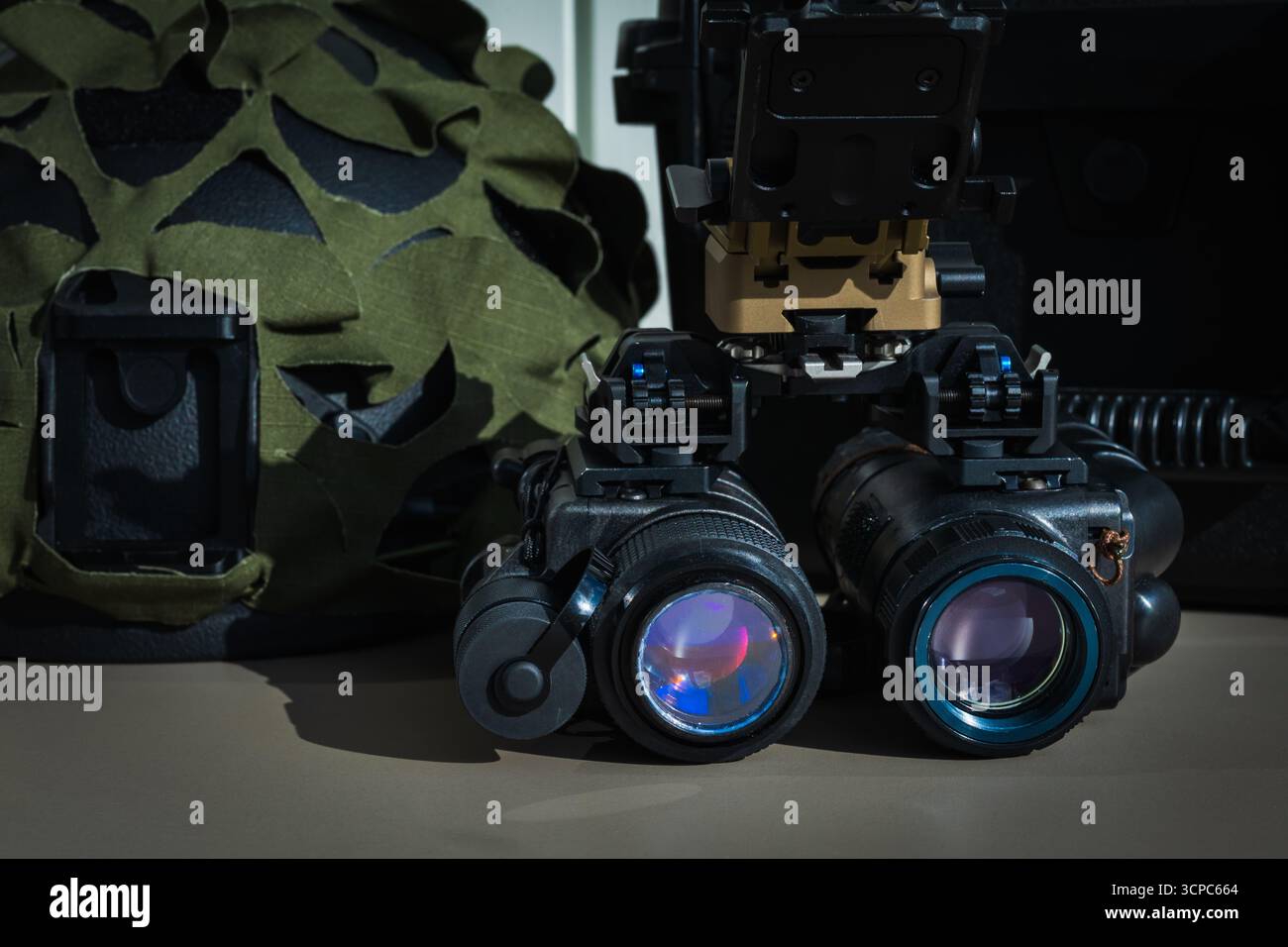 Nahaufnahme einer modernen Nachtsichtbrille (NVG) und eines Kampfhelms, professionelle Ausrüstung für militärische Spezialeinsatzoperationen. Stockfoto