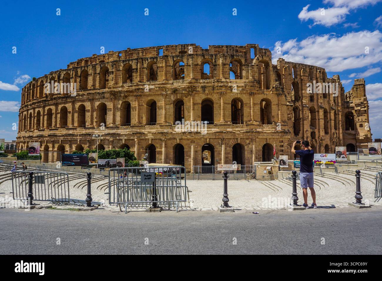 El Jem, Tunesien: Heimat des majestätischen römischen Amphitheaters und zeitlose architektonische Pracht Stockfoto