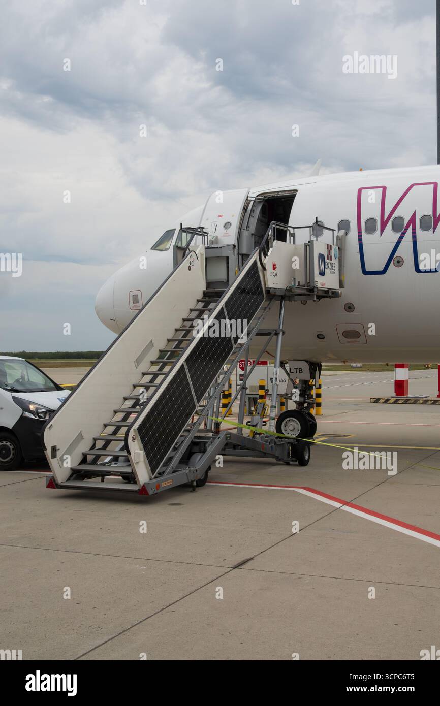 Eingangstreppen für Passagiere auf der Vorderseite an der offenen Tür des Airbus A321neo-Flugzeugs von Wizz Air am Flughafen Budapest Ferenc Liszt, Franz Liszt, Budapest Stockfoto