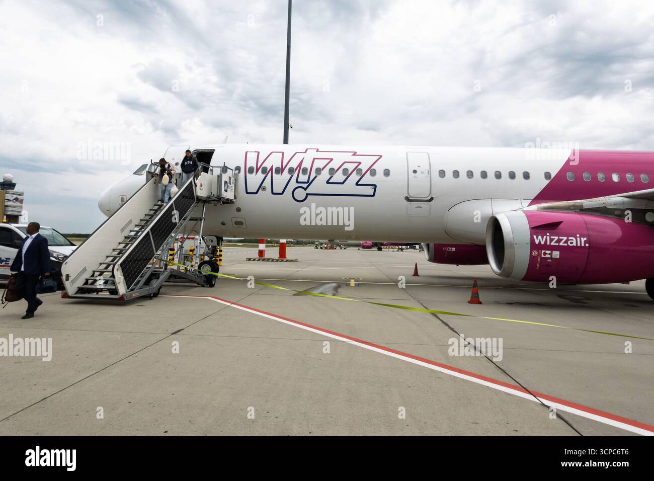 Passagiere, die an Bord gehen, Airbus A321neo Flugzeug von Wizz Air am Budapest Ferenc Liszt International Airport, Franz Liszt, Budapest Airport, Ungarn. Stockfoto