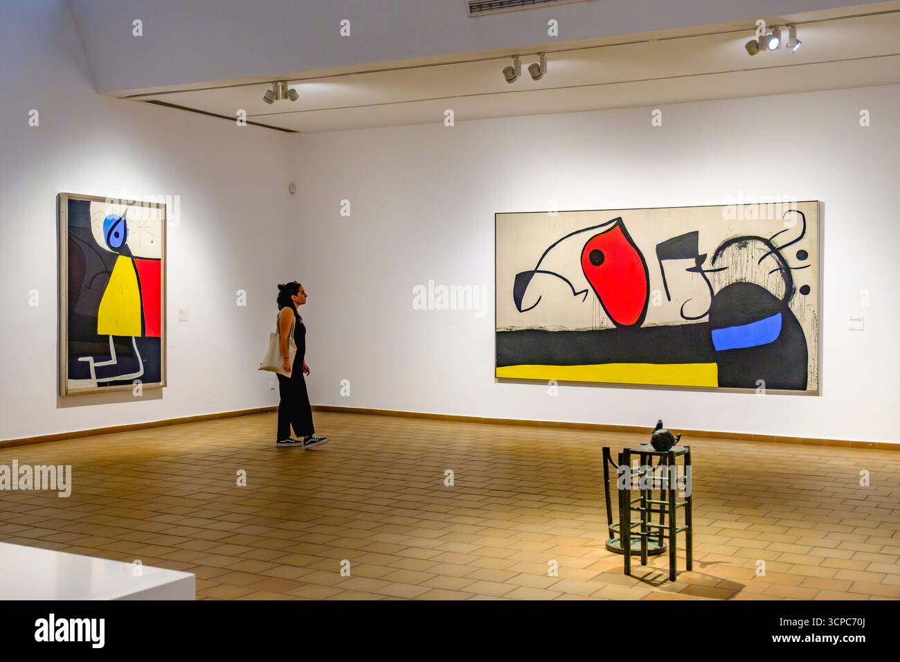 Frau, die Joan Miró Gemälde bewundert, Fundació Joan Miró, Joan Miro Foundation, Barcelona, Katalonien, Spanien Stockfoto