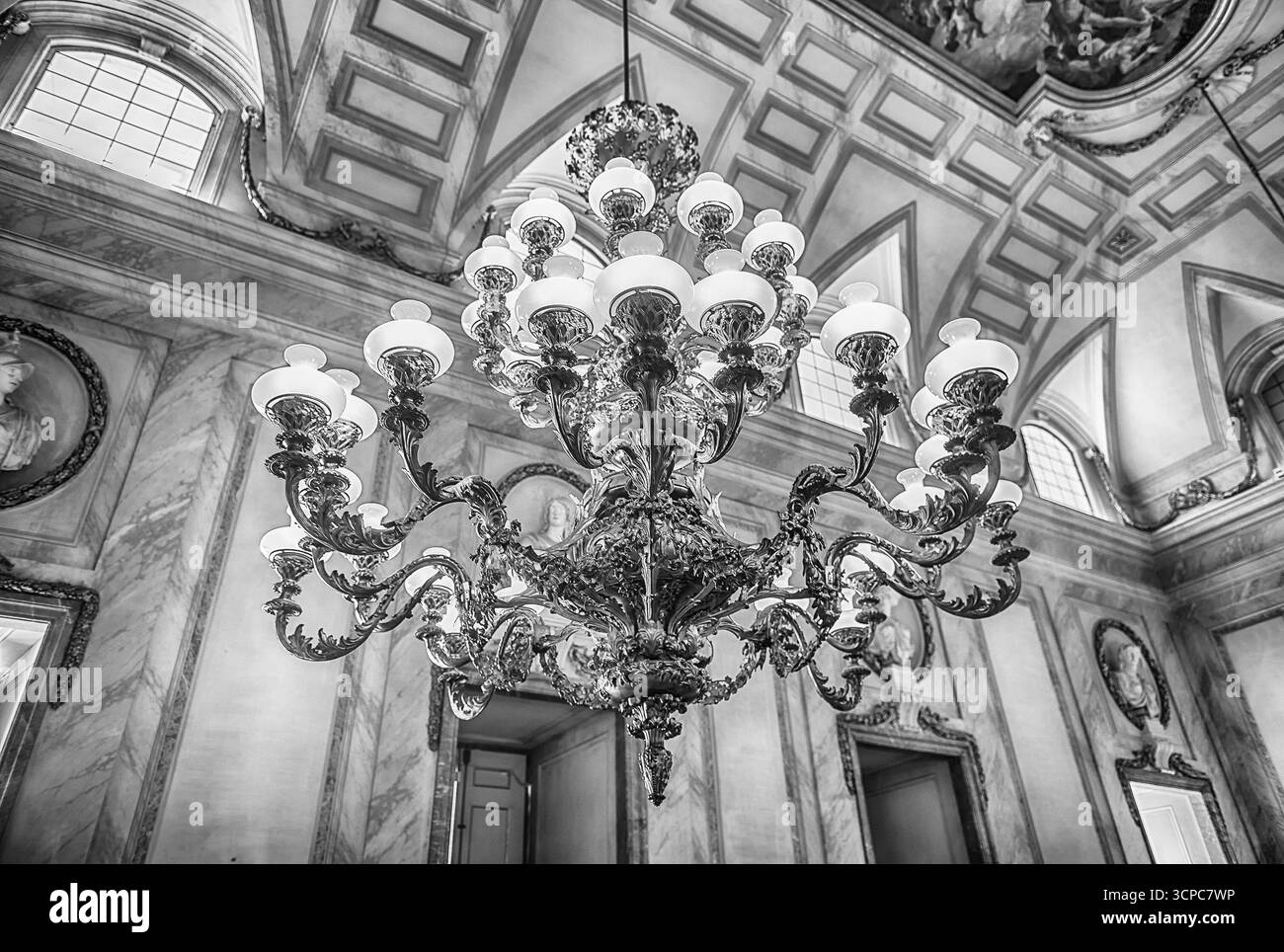 CASERTA, ITALIEN - 1. APRIL 2024: Opulenter barocker Kronleuchter ziert die Decke des Königspalastes von Caserta, Italien Stockfoto CASERTA, ITALIEN - 1. APRIL 2024: Opulenter barocker Kronleuchter ziert die Decke des Königspalastes von Caserta, Italien Stockfoto