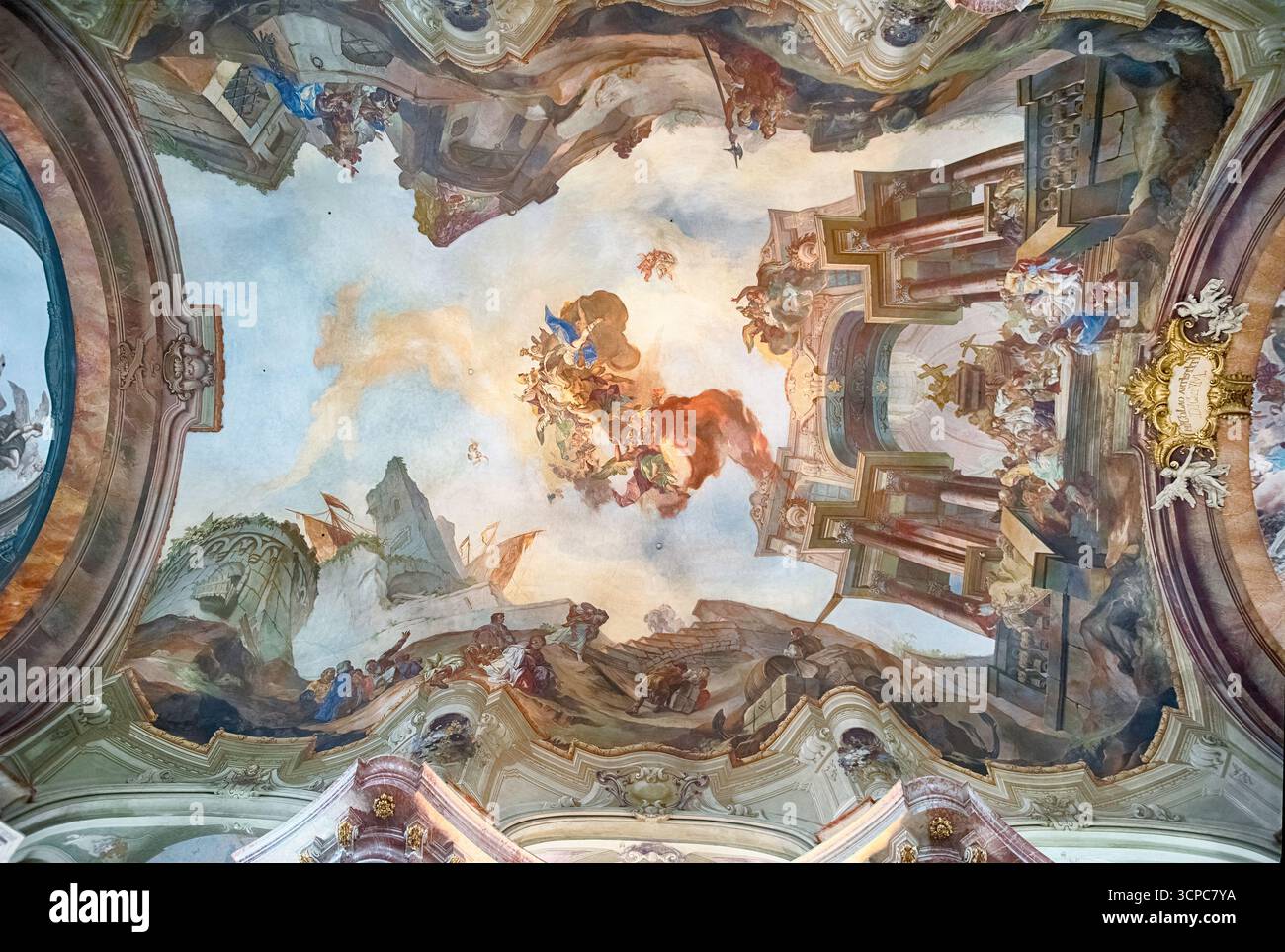 PRAG - 11. MAI 2024: Das kunstvolle Innere der Nikolaikirche in Prag, Tschechische Republik Stockfoto PRAG - 11. MAI 2024: Das kunstvolle Innere der Nikolaikirche in Prag, Tschechische Republik Stockfoto