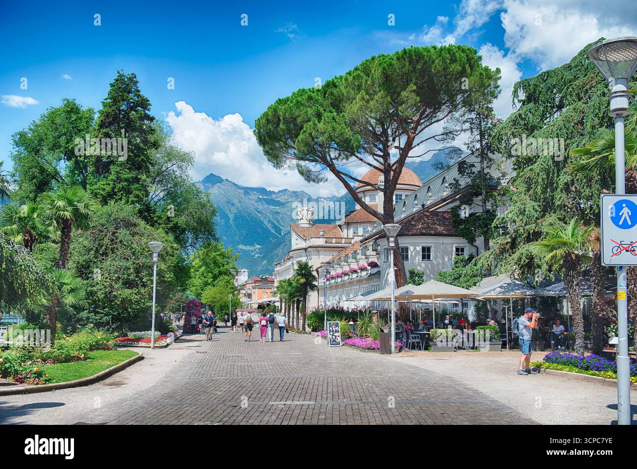 MERAN, ITALIEN - 22. JULI 2024: Touristen, die einen sonnigen Tag genießen, spazieren durch eine Fußgängerzone mit Geschäften und Restaurants in Meran, Südtirol, Stockfoto MERAN, ITALIEN - 22. JULI 2024: Touristen, die einen sonnigen Tag genießen, spazieren durch eine Fußgängerzone mit Geschäften und Restaurants in Meran, Südtirol, Stockfoto