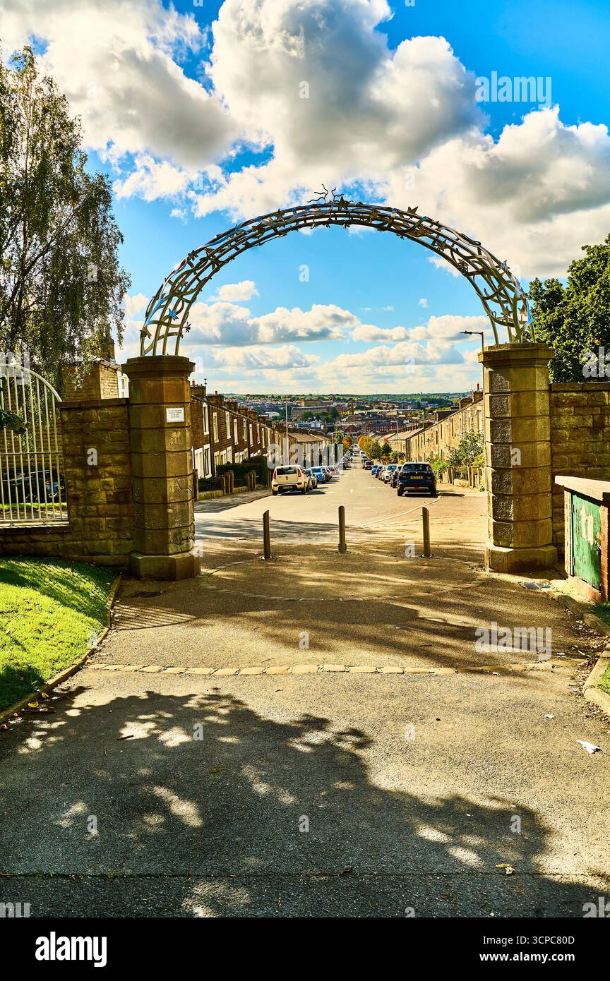 Metallbogen über den Toren von Peel Park, Accrington, Großbritannien Stockfoto