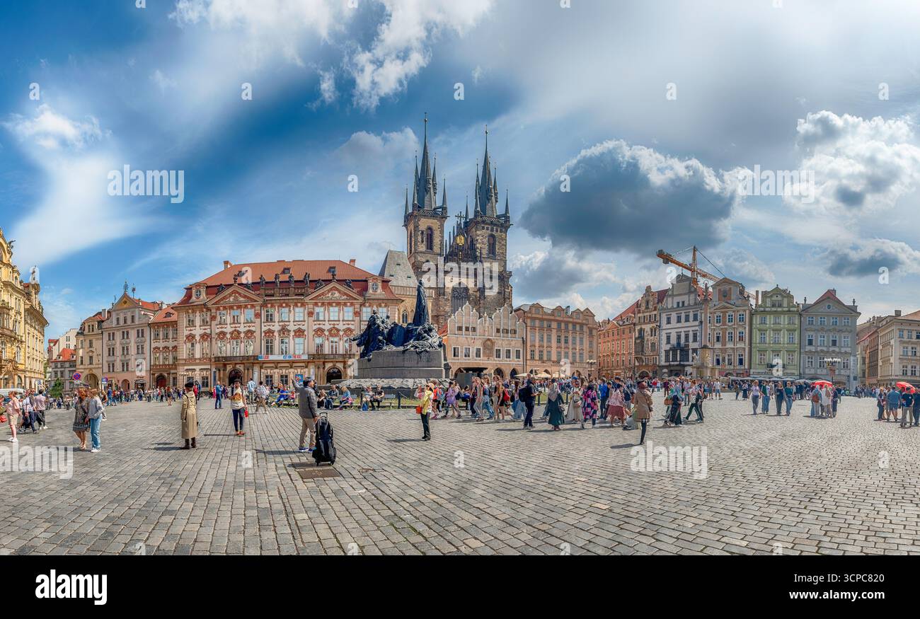 PRAG - 10. MAI 2024: Touristen genießen einen sonnigen Tag auf dem Altstadtplatz mit der Tyn-Kirche im historischen Zentrum von Prag, Tschechien Stockfoto PRAG - 10. MAI 2024: Touristen genießen einen sonnigen Tag auf dem Altstadtplatz mit der Tyn-Kirche im historischen Zentrum von Prag, Tschechien Stockfoto