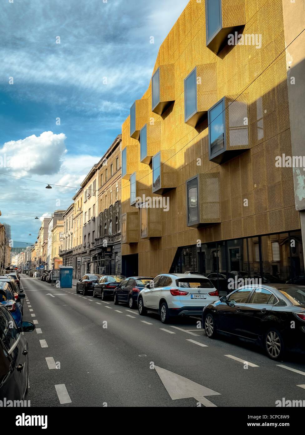 Zeitgenössische goldene Fassade des Gebäudes des Kroatischen Designerverbandes (HDD) in der Boškovićeva-Straße Stockfoto