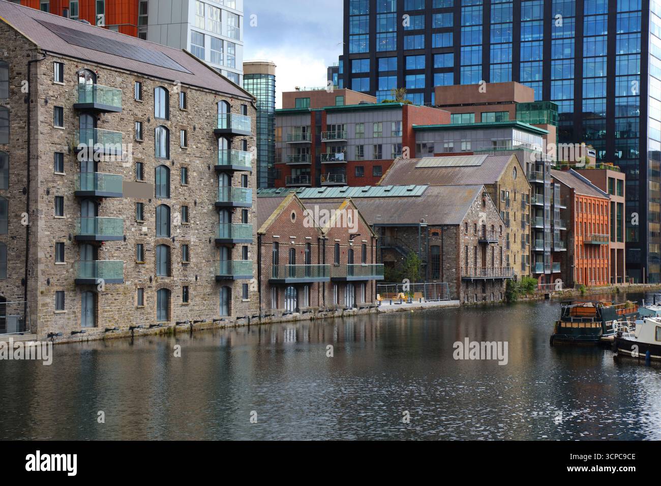 Dublin, Irland. Historische Mühlen und Kornspeicher im Grand Canal Dock. Neue industrielle Architektur. Stockfoto