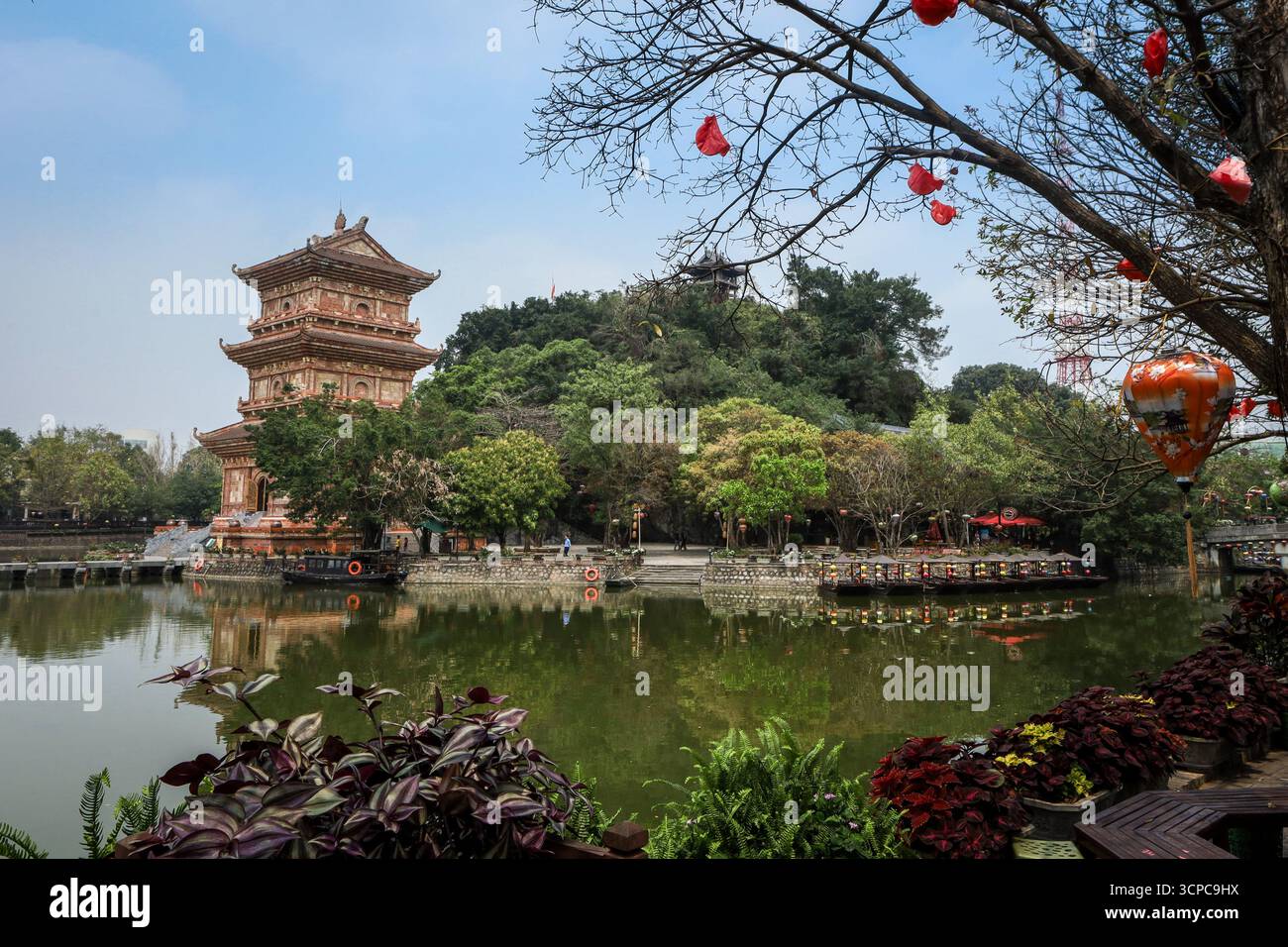 Ninh Binh, Vietnam - 24. März 2025: KY Lan (Silberpagode) buddhistischer Tempel auf dem Ky Lan See im historischen Stadtzentrum. Stockfoto