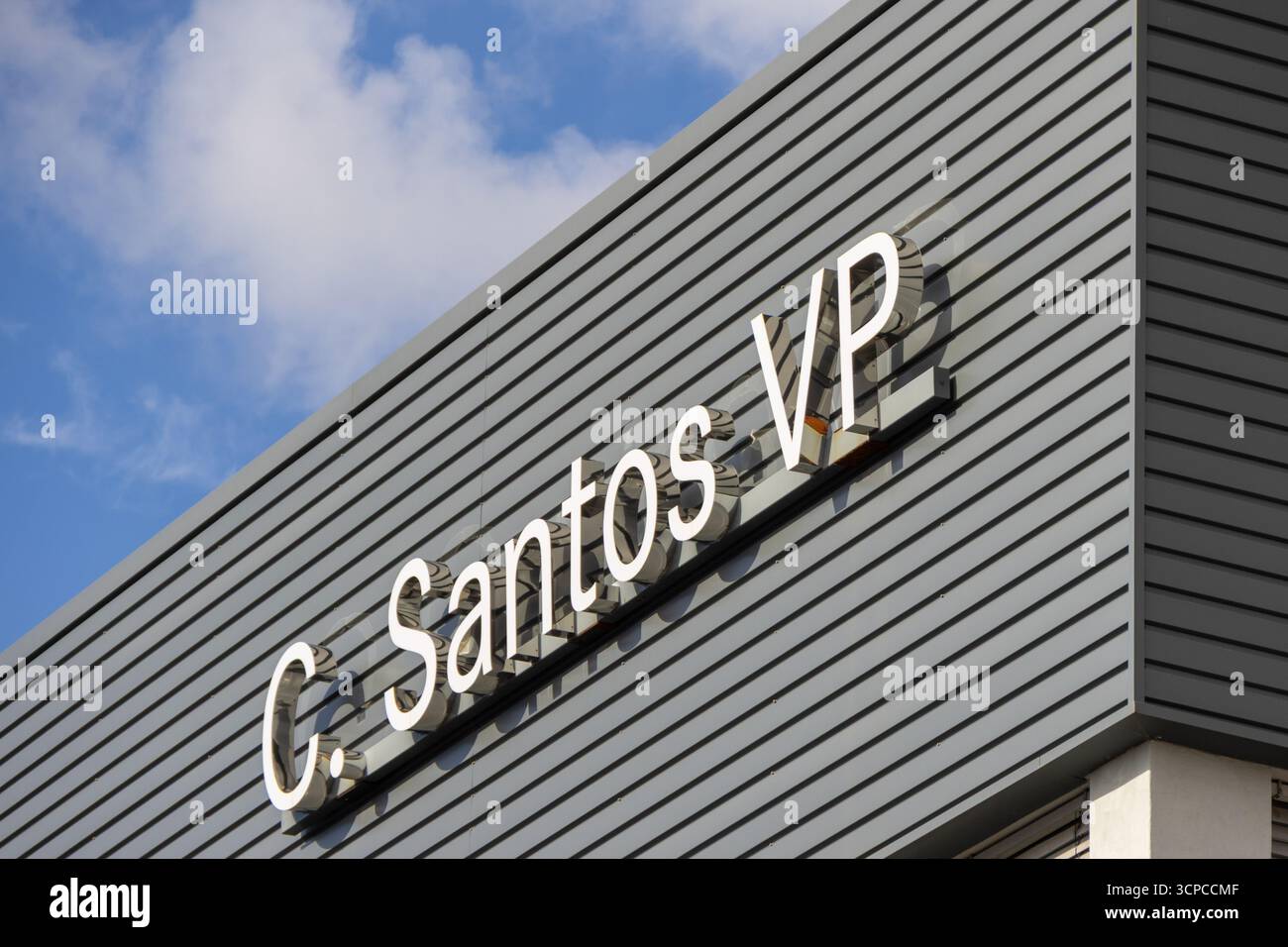 C. Santos vp mercedes benz Händlerschild an einem sonnigen Tag mit blauem Himmel und Wolken in alfragide, portugal Stockfoto