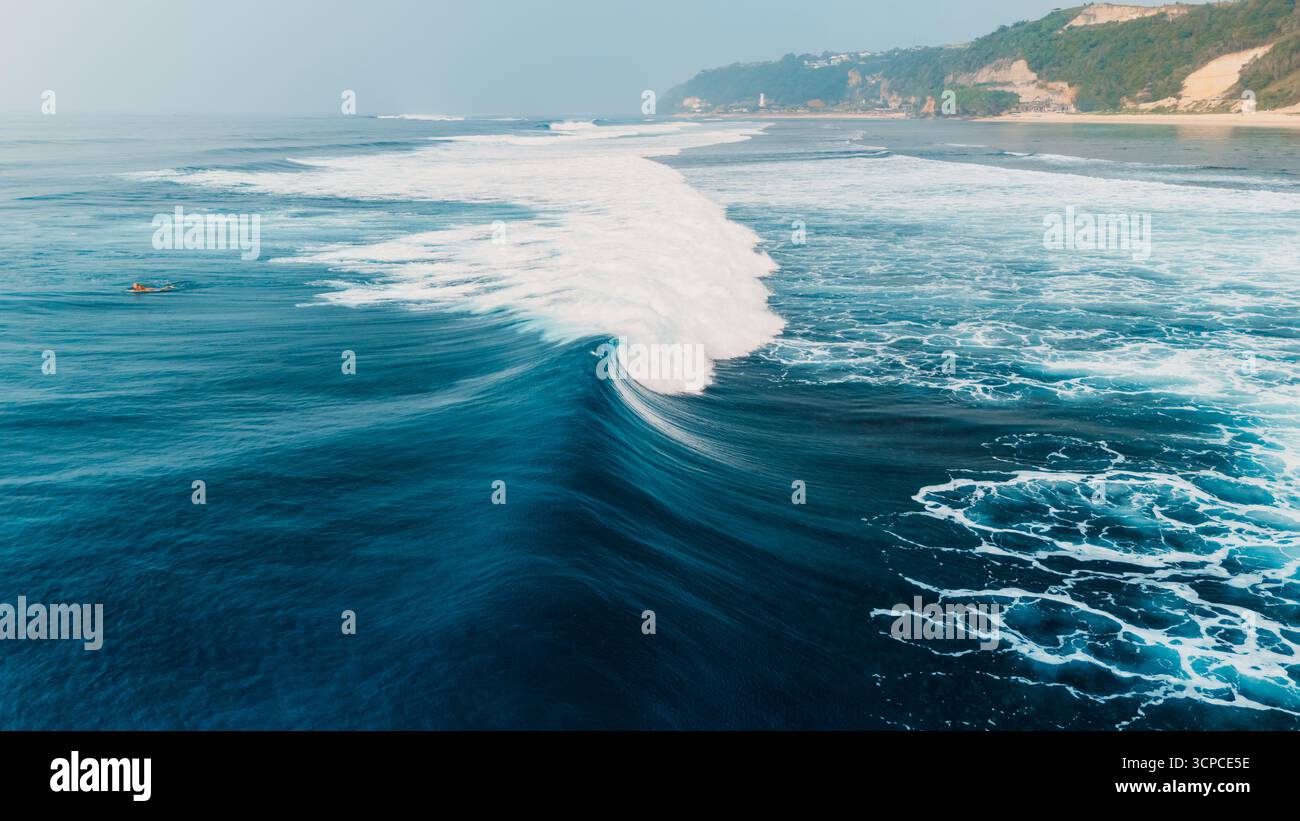 Eine stürzende Surfwelle in Bali am Pandawa Beach Stockfoto