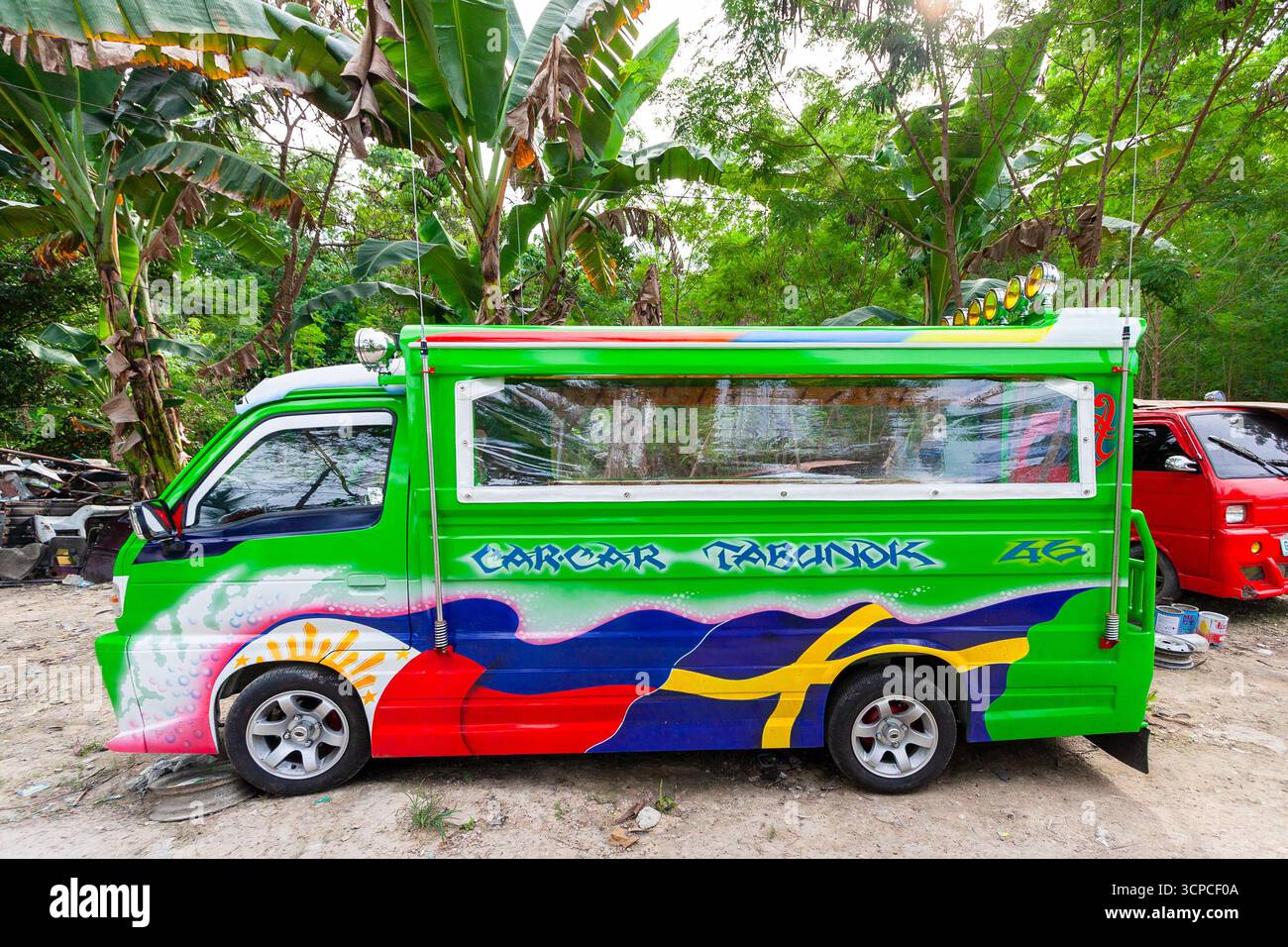 Ein farbenfroher und künstlerischer zeitgenössischer philippinischer Jeepney entlang einer Straße in Cebu, Philippinen Stockfoto Ein farbenfroher und künstlerischer zeitgenössischer philippinischer Jeepney entlang einer Straße in Cebu, Philippinen Stockfoto