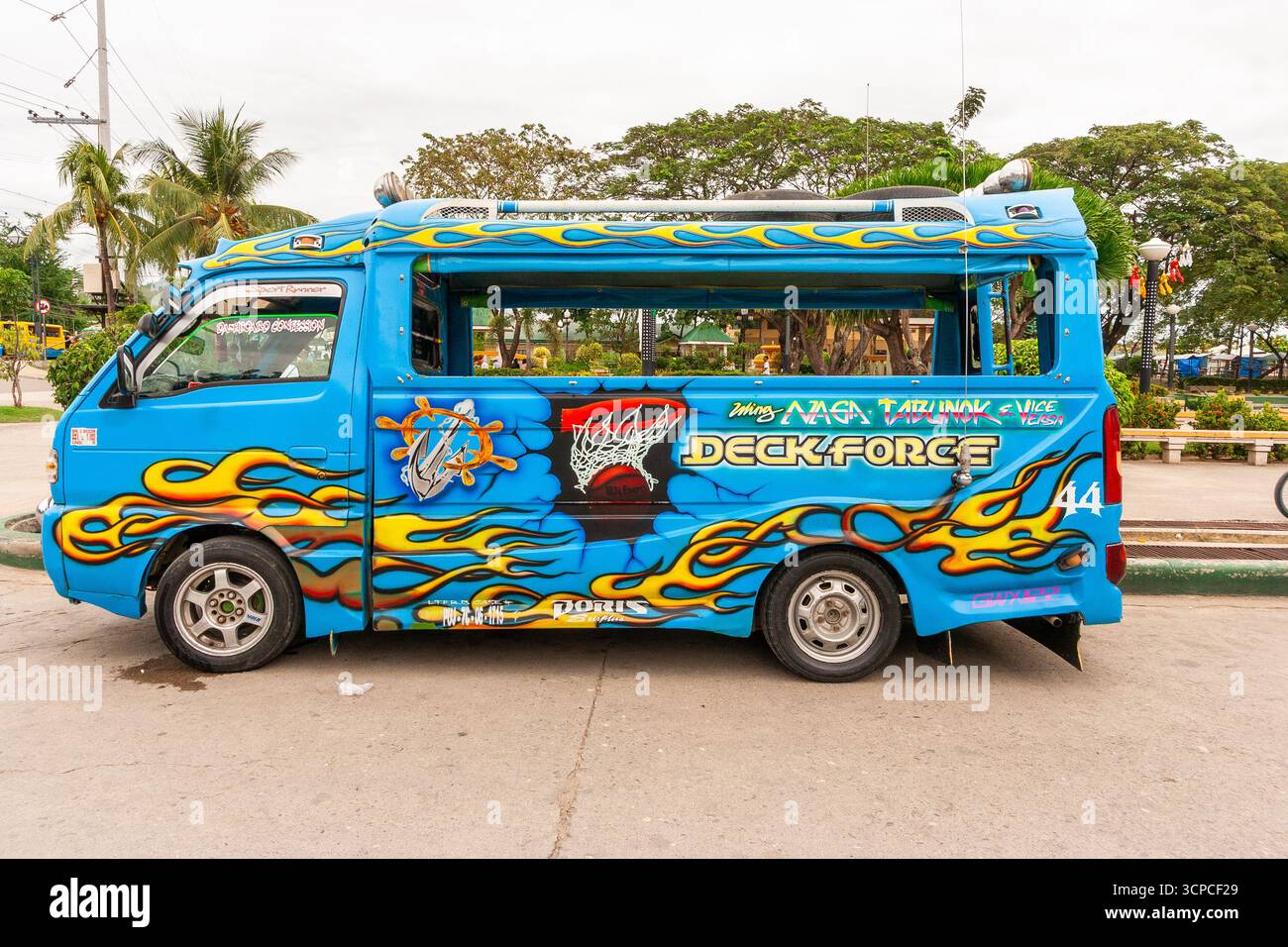 Ein farbenfroher und künstlerischer zeitgenössischer philippinischer Jeepney entlang einer Straße in Cebu, Philippinen Stockfoto Ein farbenfroher und künstlerischer zeitgenössischer philippinischer Jeepney entlang einer Straße in Cebu, Philippinen Stockfoto