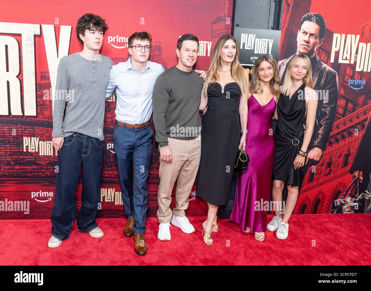 Brendan Joseph Wahlberg, Michael Wahlberg, Mark Wahlberg, Rhea Durham, Ella Rae Wahlberg und Grace Margaret Wahlberg besuchen am 24. September 2025 die Premiere der Amazon Prime Video MGM Studios „Play Dirty“ im SVA Theatre in New York, NY Stockfoto