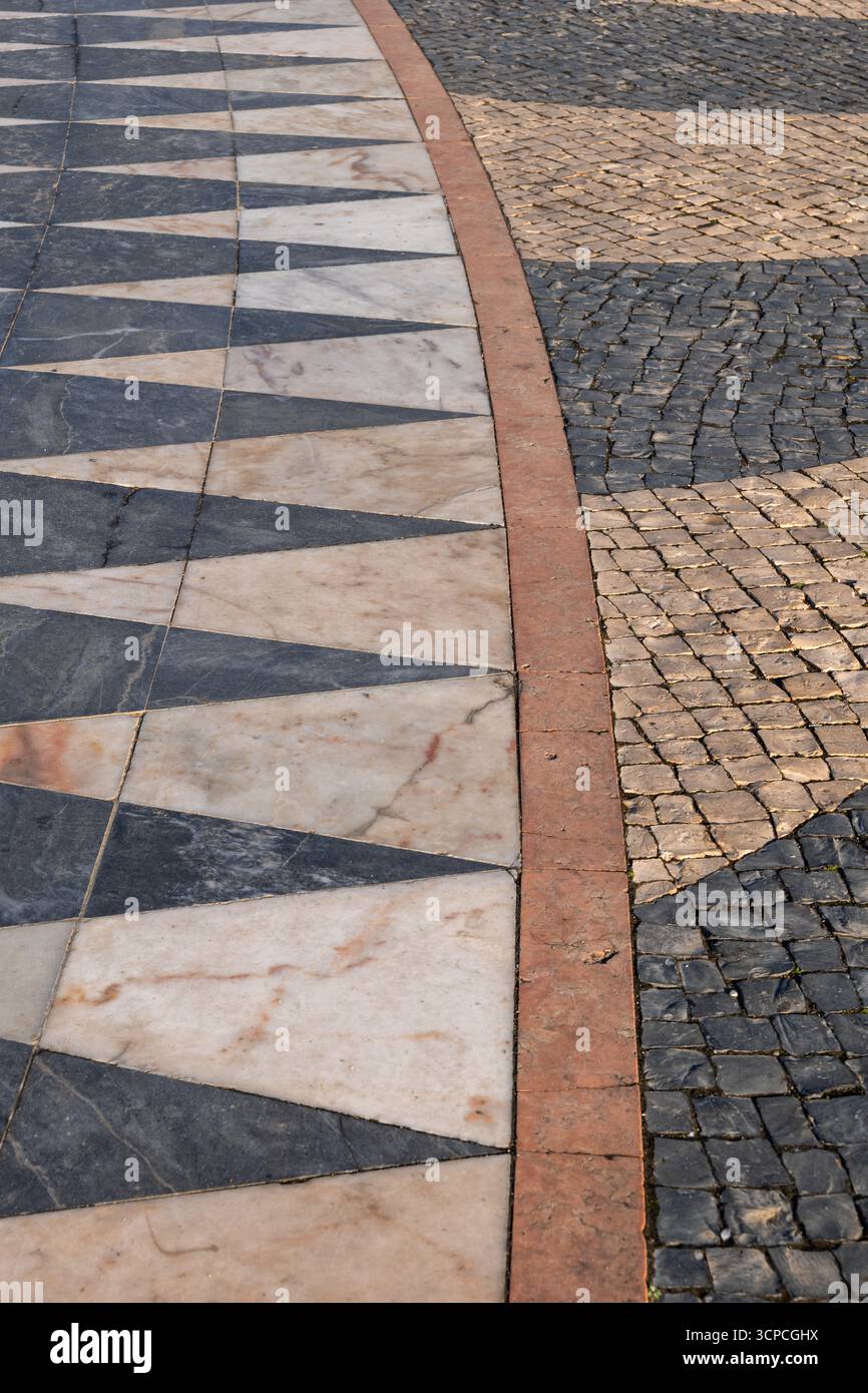 Platz mit abstraktem Muster, Teil des Rosenkompasses am Denkmal der Entdeckungen in Lissabon, Portugal. Stockfoto