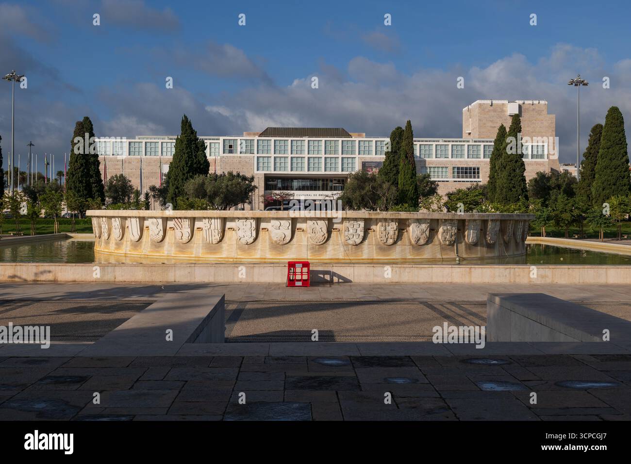 Kulturzentrum Belem (Portugiesisch: Centro Cultural de Belem - CCB) und Fountin im Jardim da Praca do Imperio in Lissabon, Portugal. Stockfoto