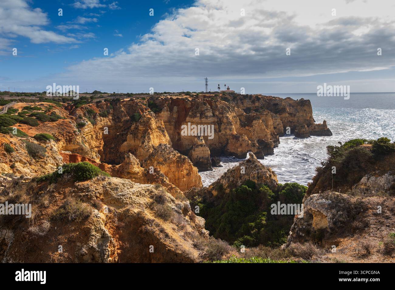 Malerische Küstenlandschaft der Algarve Küste am Atlantischen Ozean in Lagos, Süd-Portugal. Stockfoto