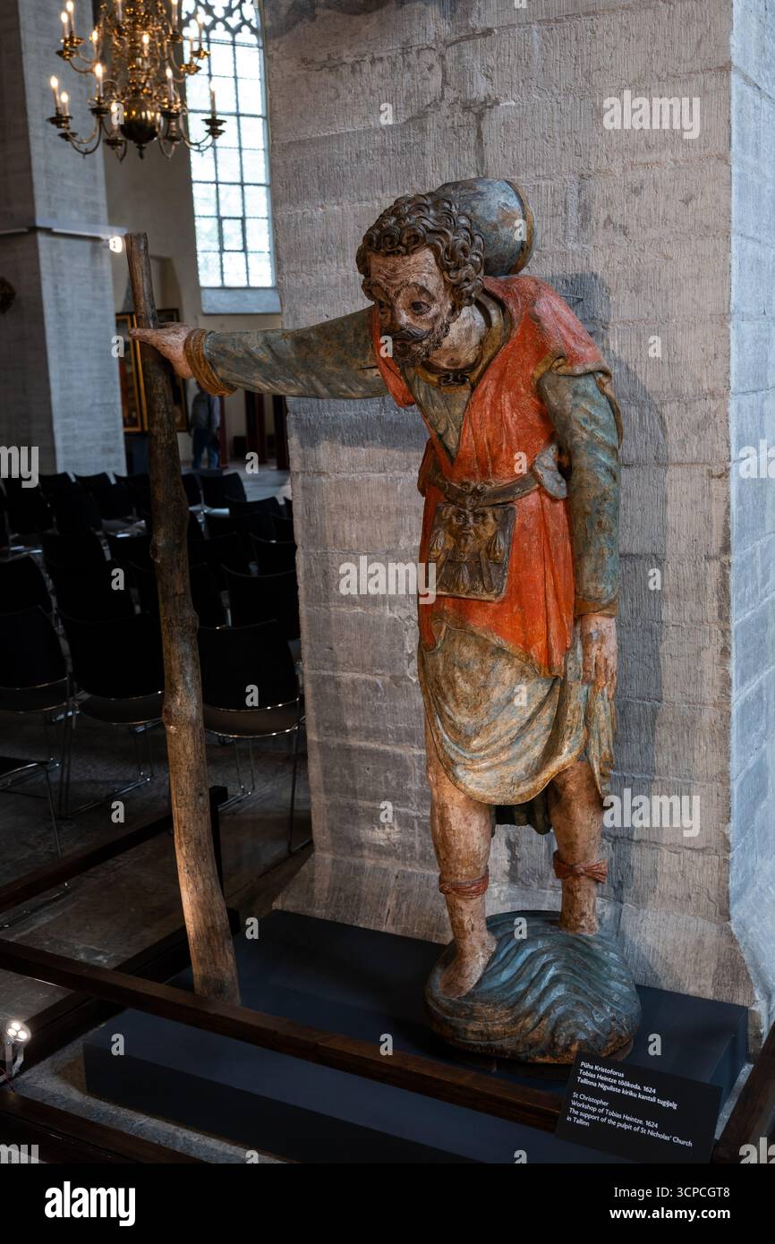 Christophorusskulptur aus dem Jahr 1624 (Werkstatt von Tobias Heintze) in der Nikolaikirche und im Inneren des Niguliste-Museums in Tallinn, Estland. Stockfoto