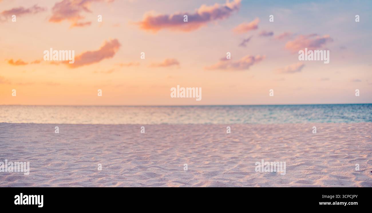 Herrlicher Sommer Sonnenuntergang Strand Küste entspannende Landschaft ruhige Natur Hintergrund schöner Horizont bunte Wolken inspirierende tropische Reiseansicht Stockfoto