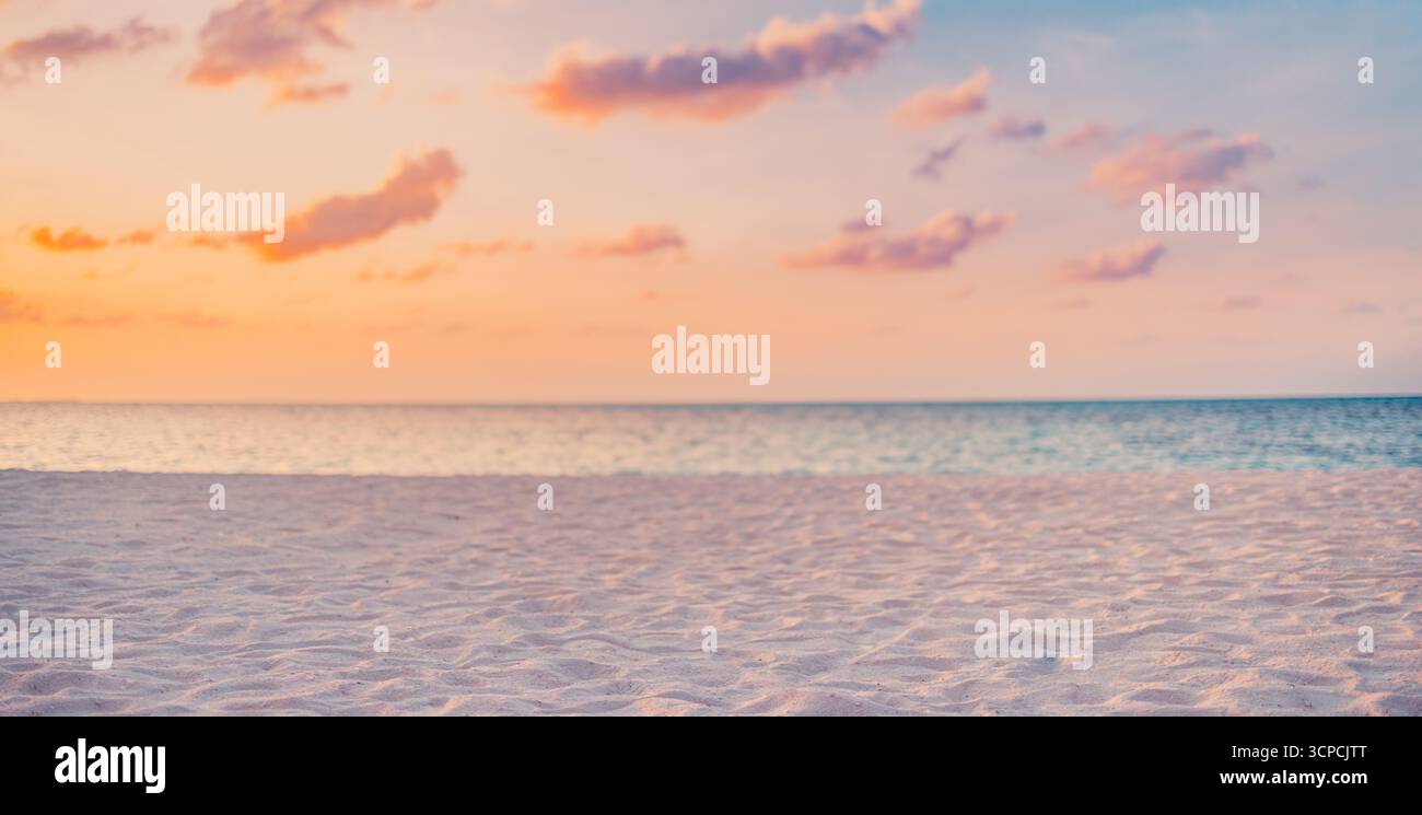 Herrlicher Sommer Sonnenuntergang Strand Küste entspannende Landschaft ruhige Natur Hintergrund schöner Horizont bunte Wolken inspirierende tropische Reiseansicht Stockfoto
