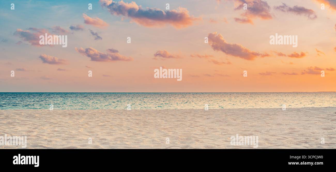 Herrlicher Sommer Sonnenuntergang Strand Küste entspannende Landschaft ruhige Natur Hintergrund schöner Horizont bunte Wolken inspirierende tropische Reiseansicht Stockfoto
