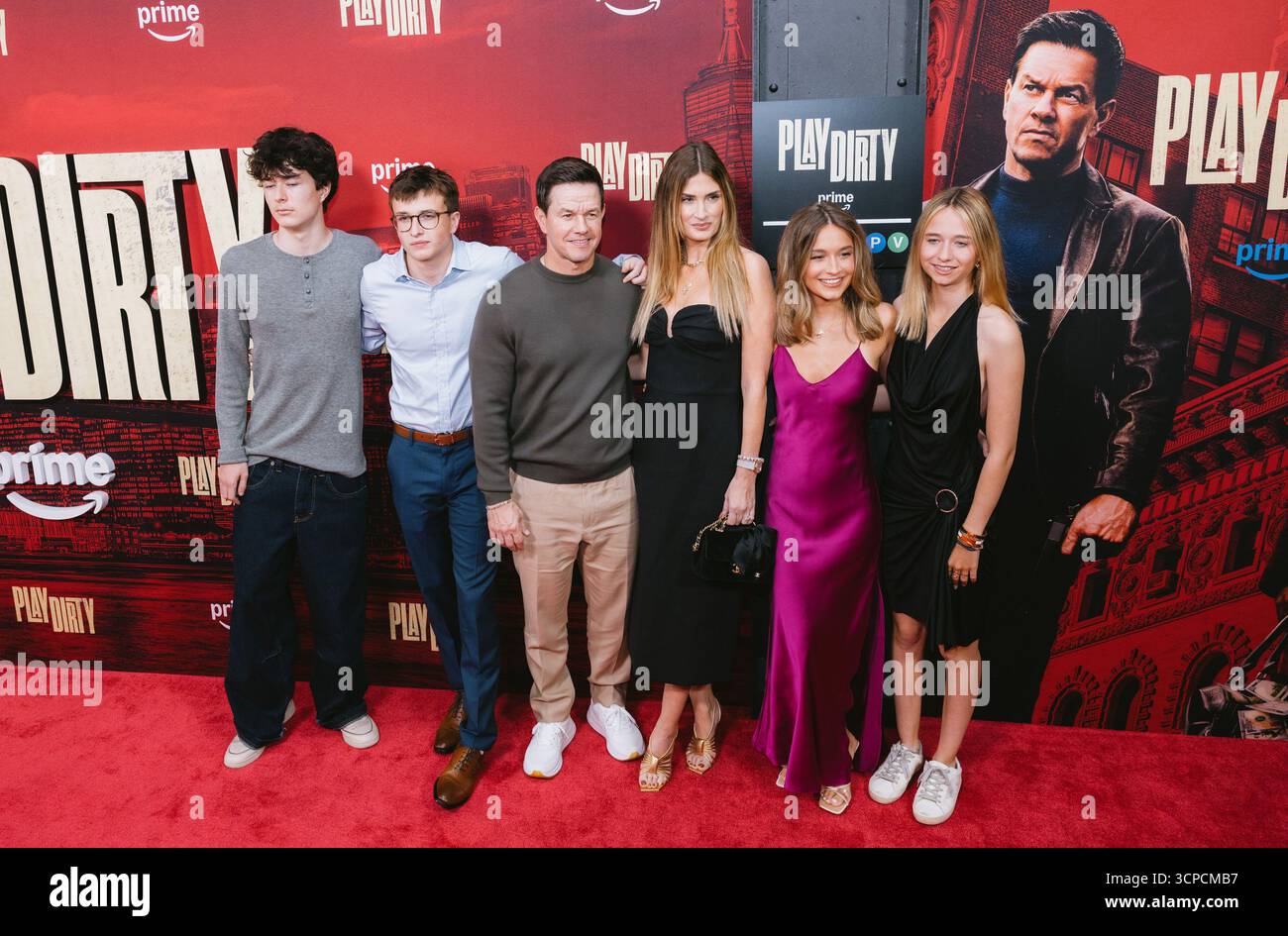 24. September 2025, New York, NY, USA: Brendan Joseph Wahlberg, Michael Wahlberg, Mark Wahlberg, Rhea Durham, Ella Rae Wahlberg und Grace Margaret Wahlberg nehmen an der Weltpremiere der Amazon MGM Studios Play Dirty teil. Im SVA Theater in New York. Dinara Khairova/Photo Image Press/Zuma Press 24. September 2025. (Credit Image: © Photo Image Press via ZUMA Press Wire) NUR REDAKTIONELLE VERWENDUNG! Nicht für kommerzielle ZWECKE! Stockfoto