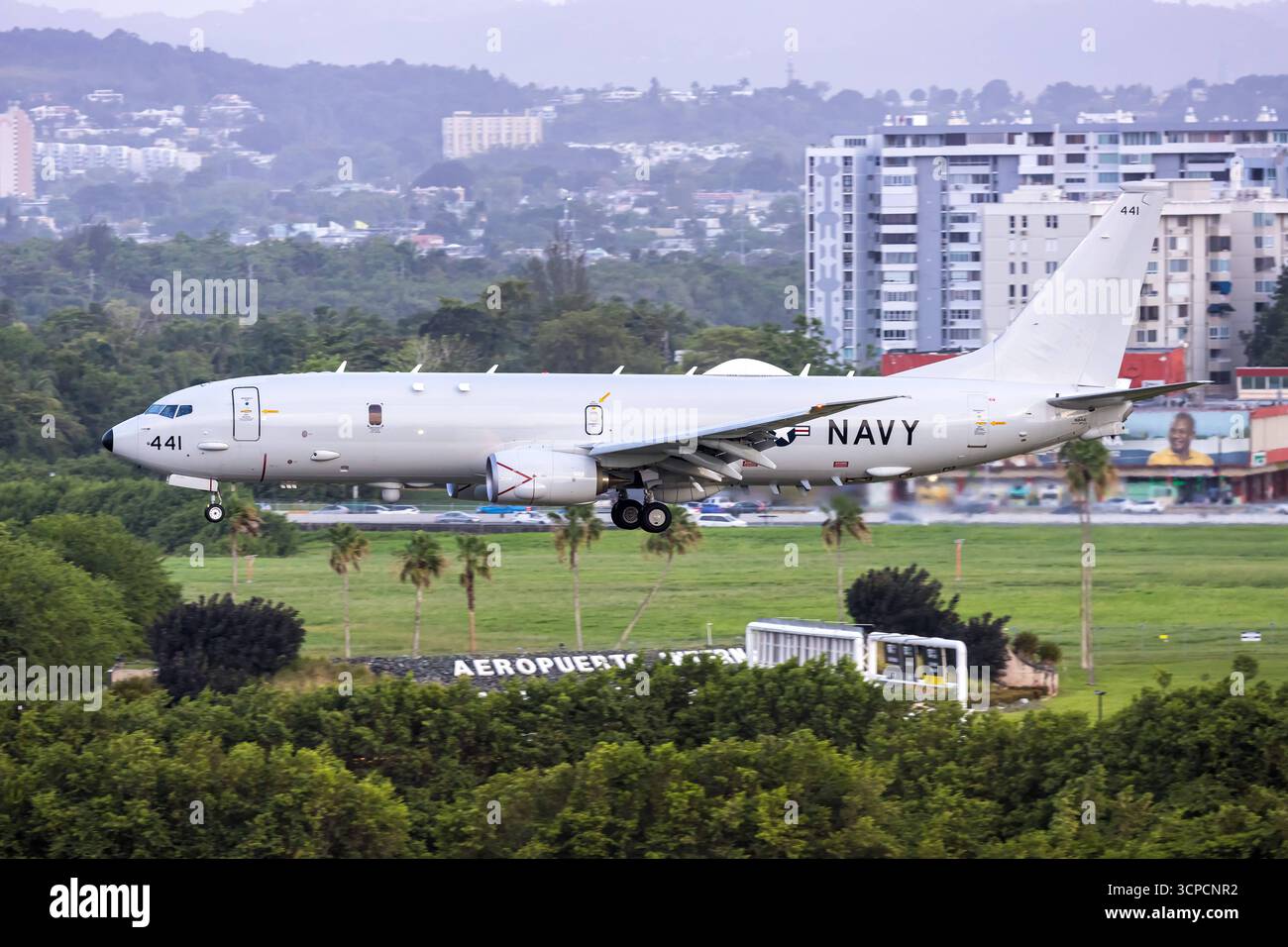 US Navy Boeing P-8A Poseidon Flugzeug Flughafen San Juan in Puerto Rico San Juan, Puerto Rico - 1. August 2025: Ein Boeing P-8A Poseidon Flugzeug der United States Navy mit dem Kennzeichen 168441 auf dem Flughafen San Juan, Puerto Rico. *** United States Navy Boeing P 8A Poseidon Flugzeug San Juan Flughafen in Puerto Rico San Juan, Puerto Rico 1. August 2025 Ein United States Navy Boeing P 8A Poseidon Flugzeug mit dem Nummernschild 168441 am Flughafen San Juan, Puerto Rico Stockfoto