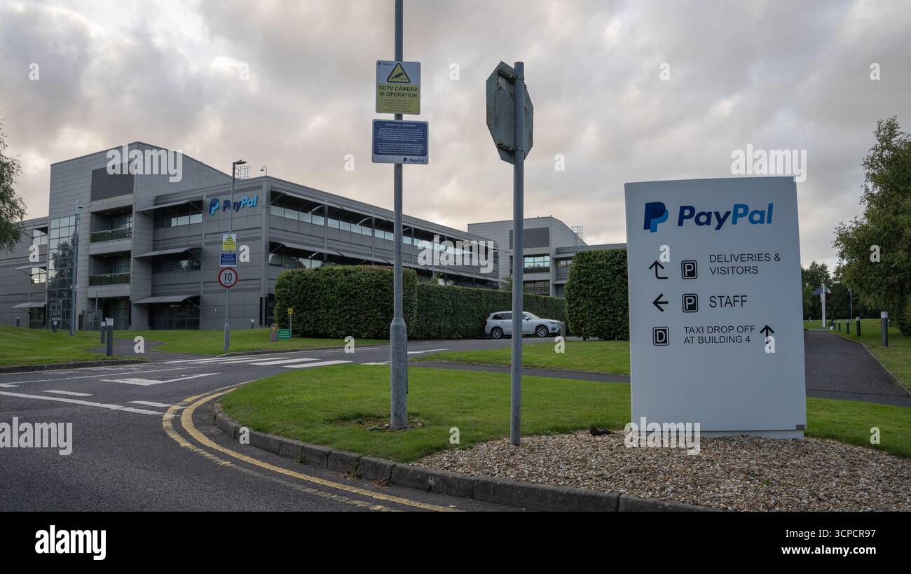 Dublin, County Dublin, Irland. September 2025. Büroblock der PayPal-Hauptniederlassung in Blanchardstown, Dublin für Europa, Mitarbeiter und Besucher entra Stockfoto
