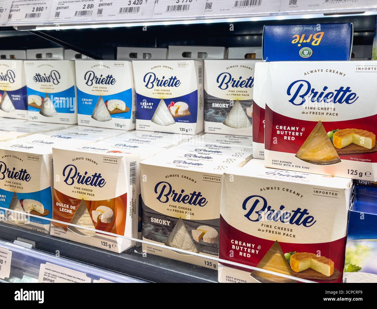 21. September 2025, Astana, Republik Kasachstan: Brie-Käse wird in einem Supermarktregal ausgestellt Stockfoto