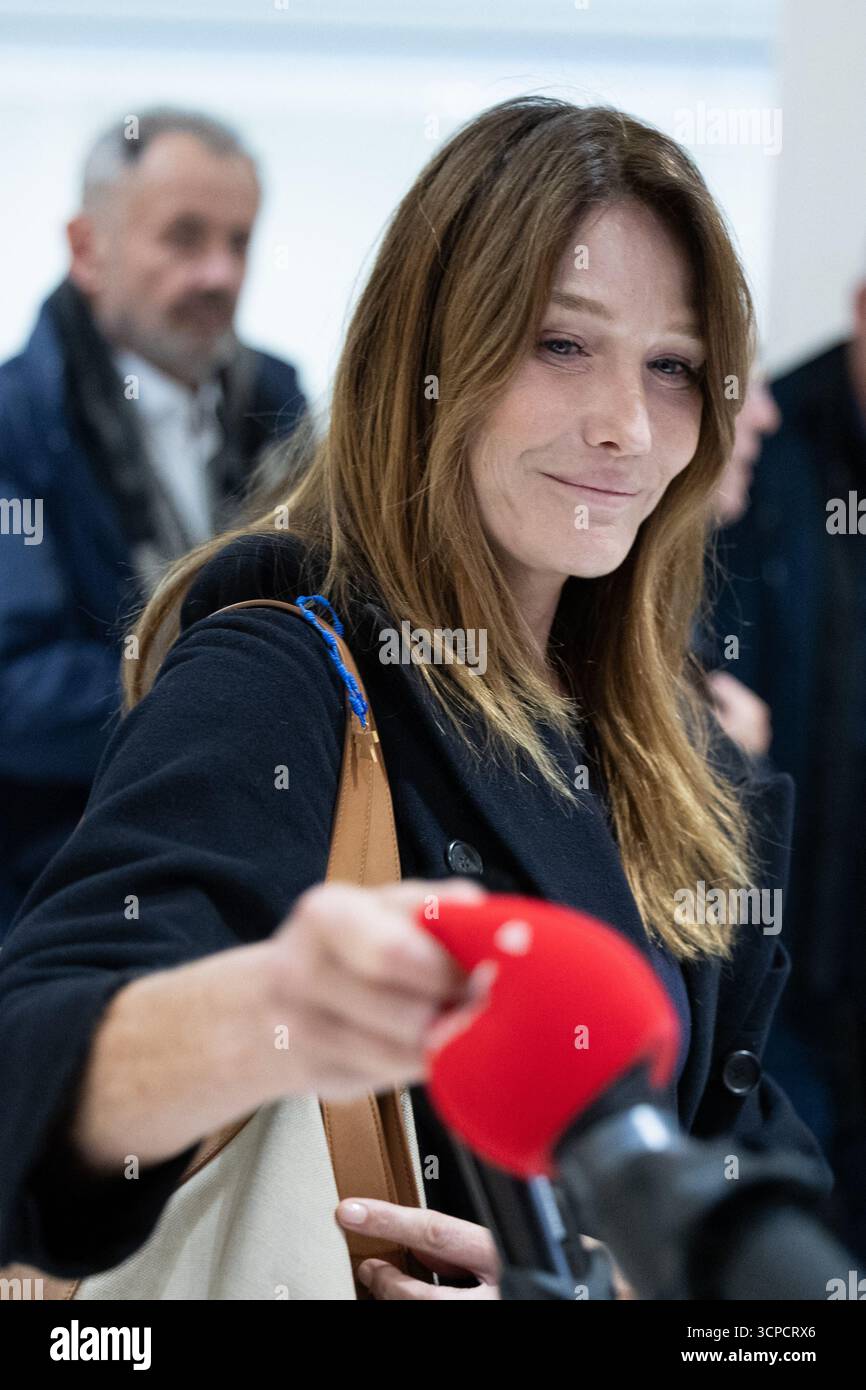 Paris, Frankreich. September 2025. Carla Bruni schnappt sich die Windschutzscheibe eines Mediapart-Mikrofons, nachdem ihr Mann und ehemaliger französischer Präsident Nicolas Sarkozy am 25. September 2025 vor dem Gericht in Paris, Frankreich, über sein Gerichtsverfahren wegen illegaler Wahlkampffinanzierung aus Libyen für seinen erfolgreichen Präsidentschaftsantrag 2007 gesprochen hatte. Sarkozy wurde zu fünf Jahren Gefängnis verurteilt. Foto: Raphael Lafargue/ABACAPRESS.COM Credit: Abaca Press/Alamy Live News Stockfoto
