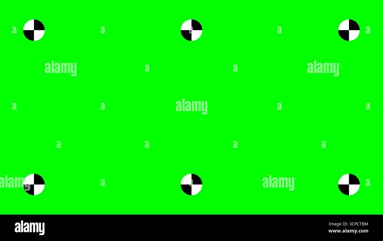 Grüner Bildschirm mit Chroma-Taste und vier schwarz-weißen Tracking-Markierungen in Ecken, die für visuelle Effekte, Videobearbeitung und Filmkompositing verwendet werden Stockfoto