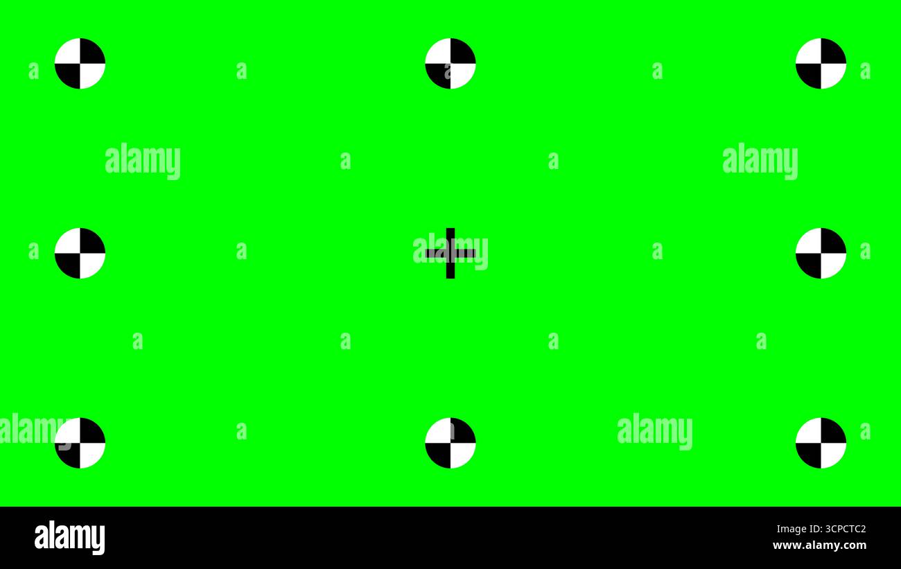 Grüner Bildschirm mit Chroma-Taste und fünf Markierungen, einschließlich eines zentralen Trackingkreuzes, für visuelle Effekte, Compositing und präzise digitale Post-Producc Stockfoto