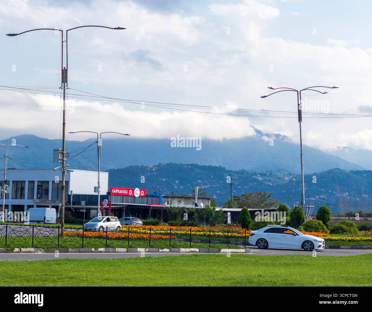 09.09.2025: Batumi, Georgia – Berge bedeckt mit Wolken Stockfoto
